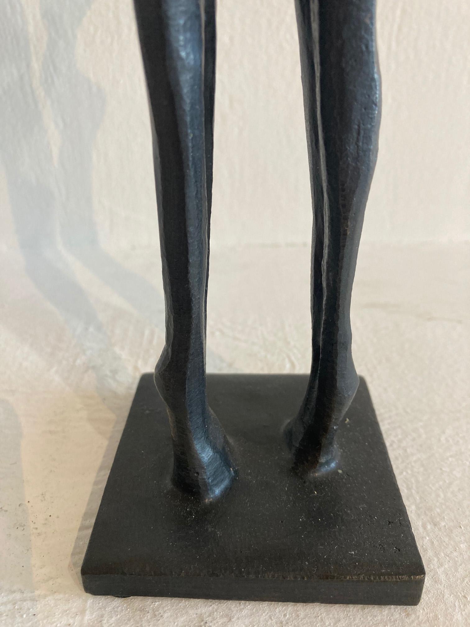 Familia II de Nando Kallweit.  Elegante escultura figurativa de bronce de una pareja. en venta 4