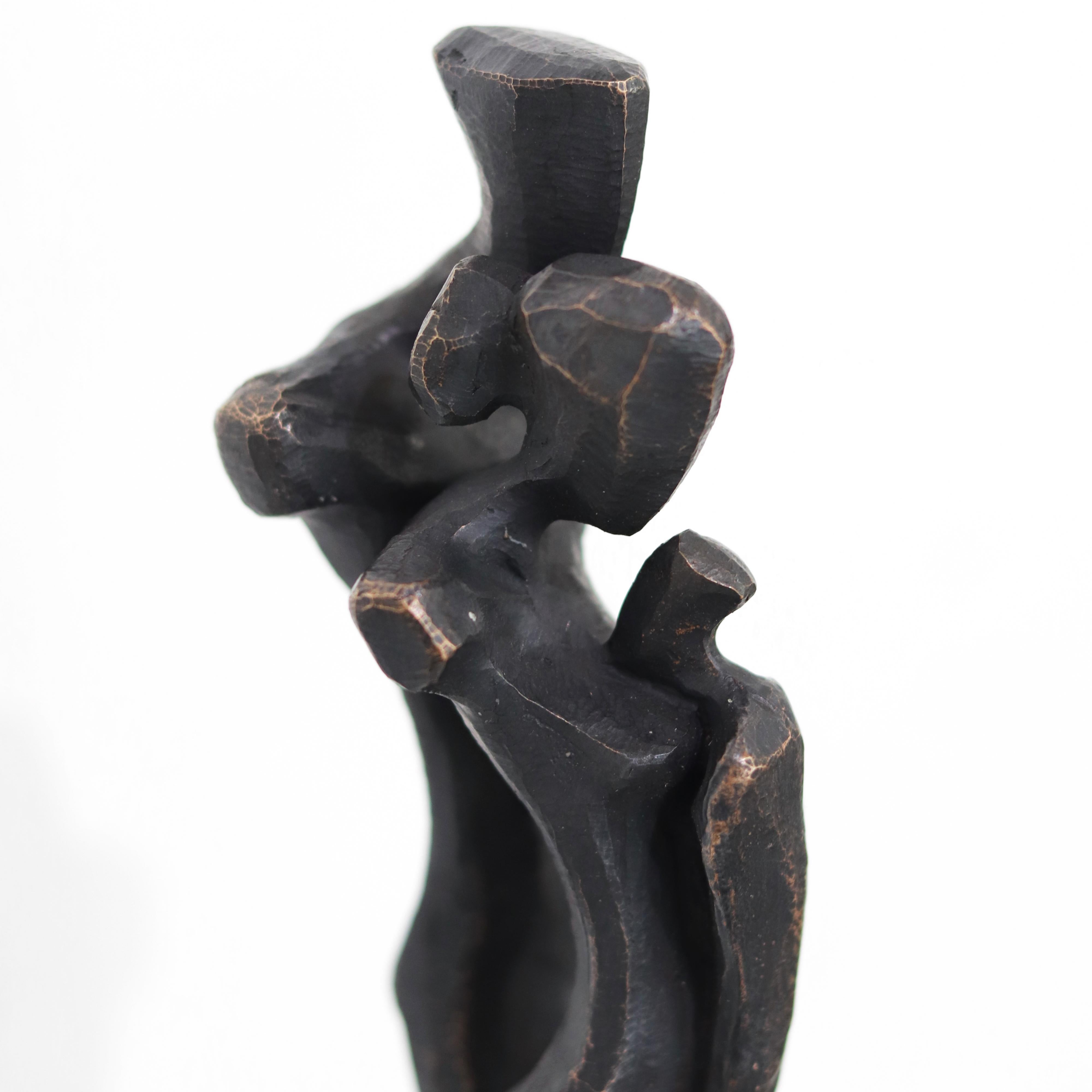 Familie IV  Elegante figurative Bronzeskulptur zweier Menschen (Abstrakt), Sculpture, von Nando Kallweit