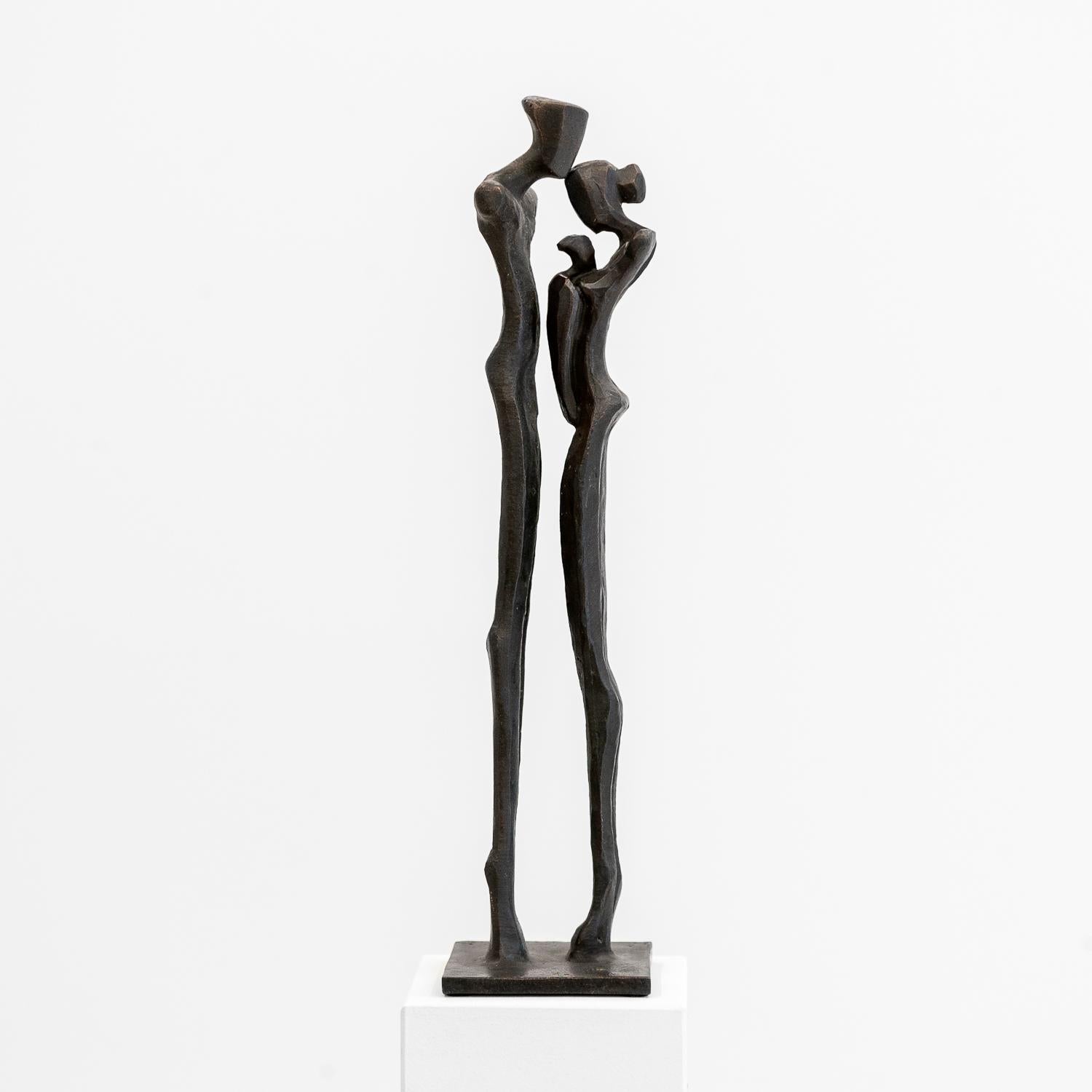 NANDO KALLWEIT - Escultura figurativa de bronce, FAMILIA II, Edición limitada 34 de 50.
Nando Kallweit es un escultor que vive en Alemania. Está especializado en esculturas figurativas de madera y bronce. Las obras de arte de Kallweit se exponen en