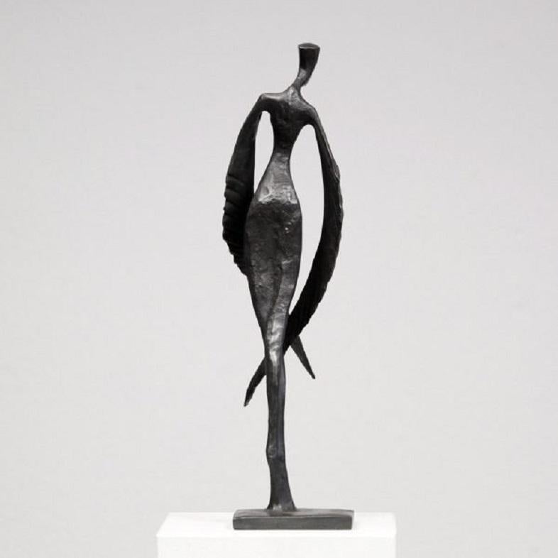 Fleur – Charlotte is an elegant figurative bronze sculpture by Nando Kallweit.

Inspired by the the legend of the phoenix, this female figure has graceful wings instead of arms.  The piece, and its dual name, alludes to the strength and rebirth that