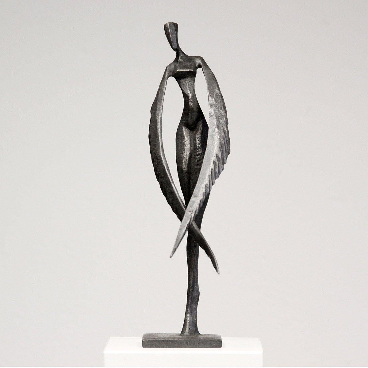 Fleur - Charlotte ist eine elegante figurative Bronzeskulptur von Nando Kallweit.

Inspiriert von der Legende des Phönix, hat diese weibliche Figur anmutige Flügel anstelle von Armen.  Das Stück und sein Doppelname spielen auf die Kraft und die