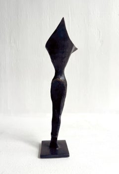Flora I par Nando Kallweit.  Elegante sculpture figurative d'une femme.