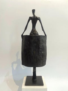 Frannie di Nando Kallweit. Una scultura figurativa in bronzo di una donna nuda