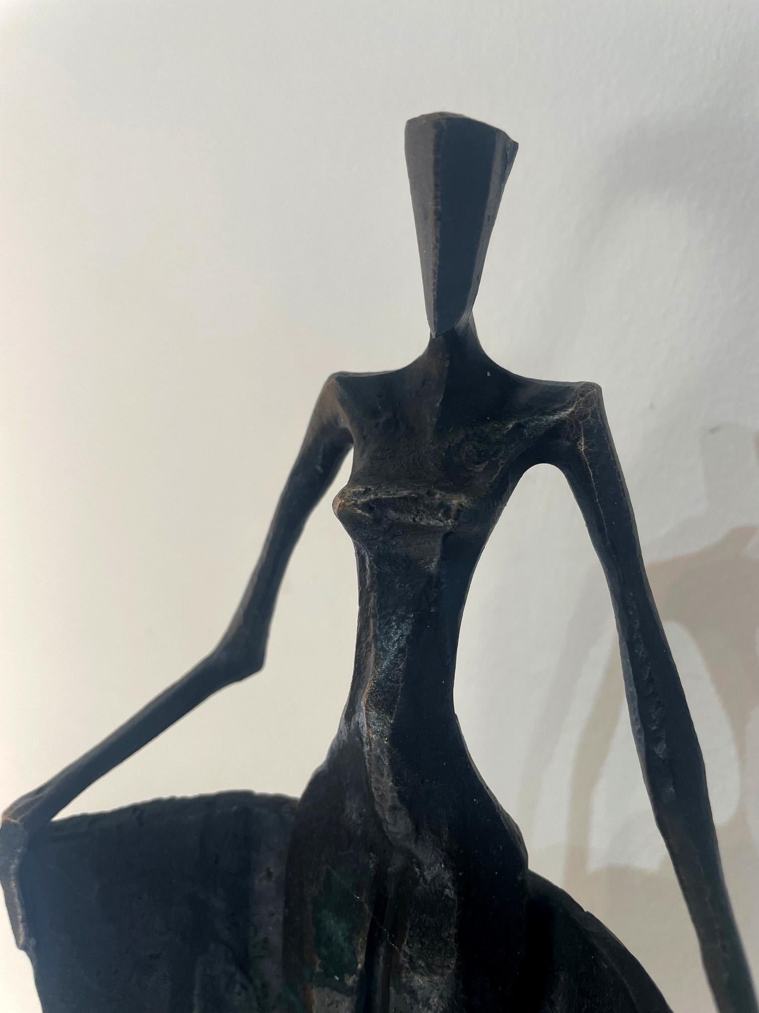 Frannie di Nando Kallweit.  Una scultura figurativa in bronzo di una donna nuda in vendita 3