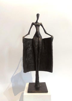 Frannie von Nando Kallweit.  Eine figurative Bronzeskulptur einer nackten Frau