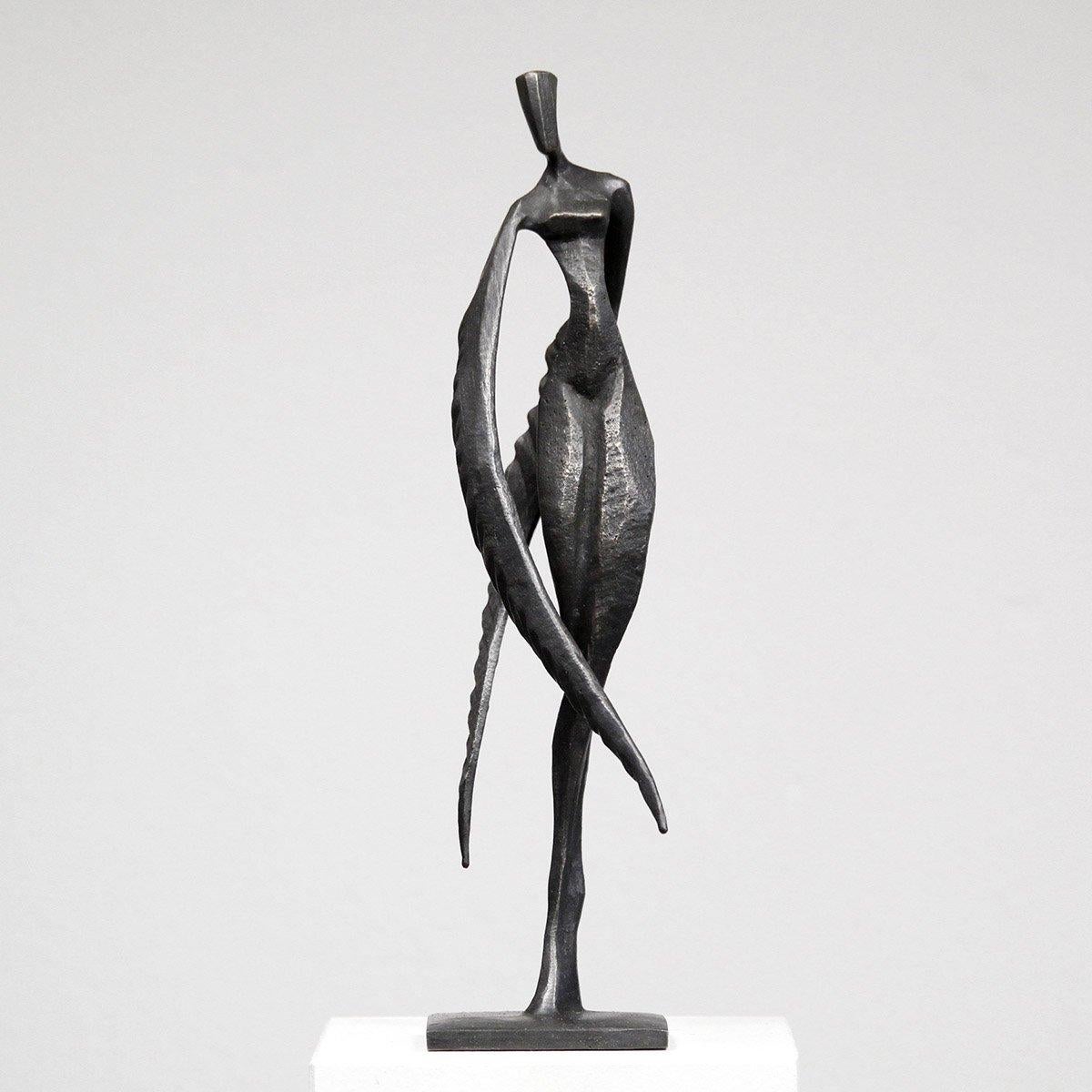 Frieda – Emilia is an elegant figurative bronze sculpture by Nando Kallweit.

Inspired by the the legend of the phoenix, this female figure has graceful wings instead of arms.  The piece, and its dual name, alludes to the strength and rebirth that