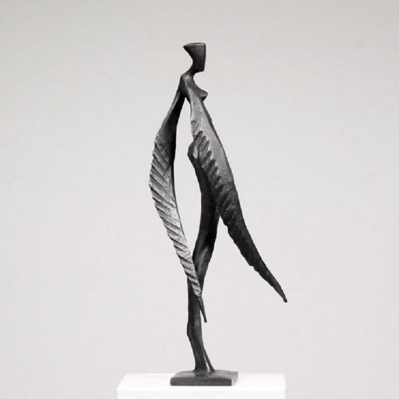 Frieda – Emilia is an elegant figurative bronze sculpture by Nando Kallweit.

Inspired by the the legend of the phoenix, this female figure has graceful wings instead of arms.  The piece, and its dual name, alludes to the strength and rebirth that