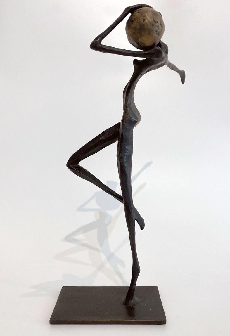 Gaea by Nando Kallweit.  Elegant figurative sculpture. For Sale 2