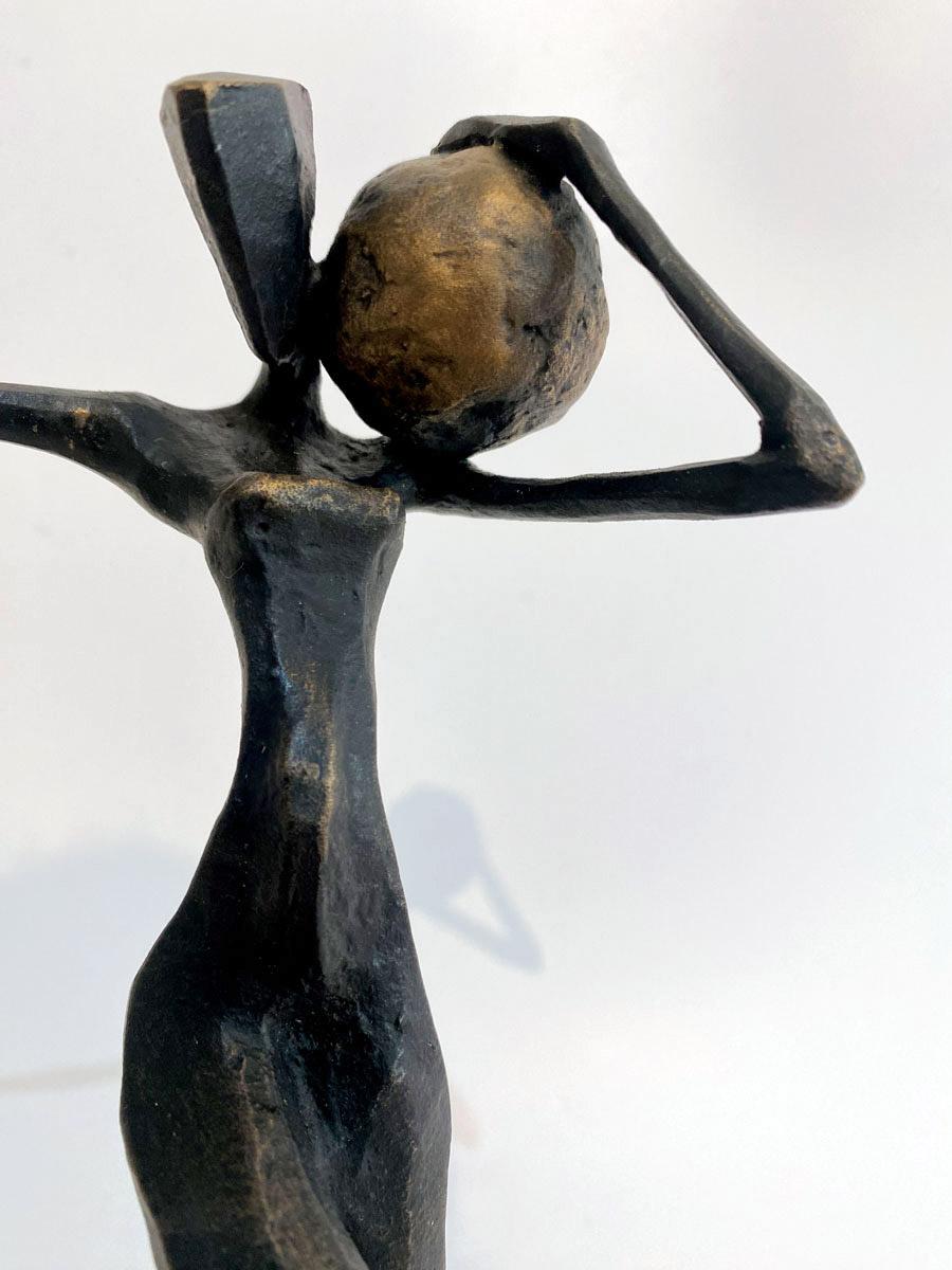 Gaea by Nando Kallweit.  Elegant figurative sculpture. For Sale 3