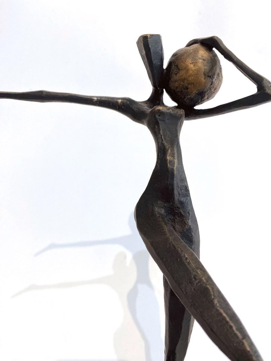 Gaea by Nando Kallweit.  Elegant figurative sculpture. For Sale 4