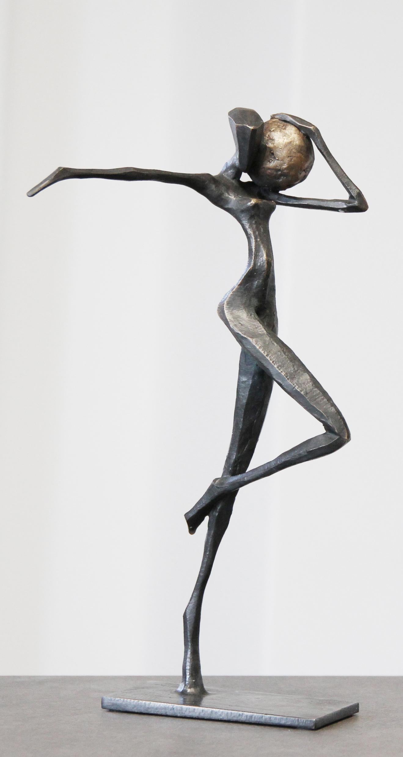 Gaea is an elegant figurative bronze sculpture by Nando Kallweit.

Modelled on modern youthful postures but with a nod to the importance of heritage through the stylised Egyptian-influenced head. A lovely piece on its own or with a group of