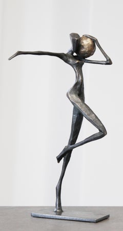 Gaea von Nando Kallweit.  Elegante figurative Skulptur.