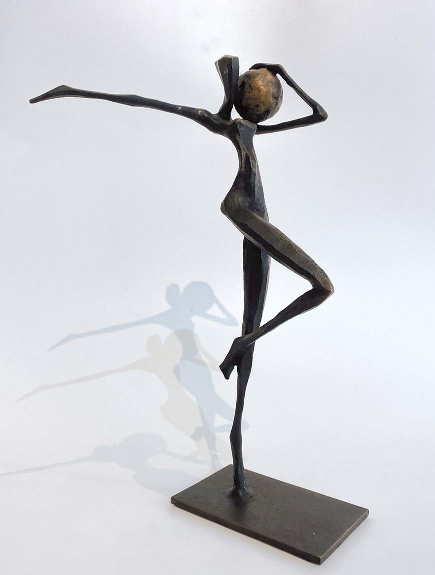 Gaea is an elegant figurative bronze sculpture by Nando Kallweit.

Modelled on modern youthful postures but with a nod to the importance of heritage through the stylised Egyptian-influenced head. A lovely piece on its own or with a group of