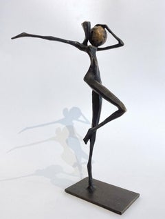 Gaea von Nando Kallweit.  Elegante figurative Skulptur.