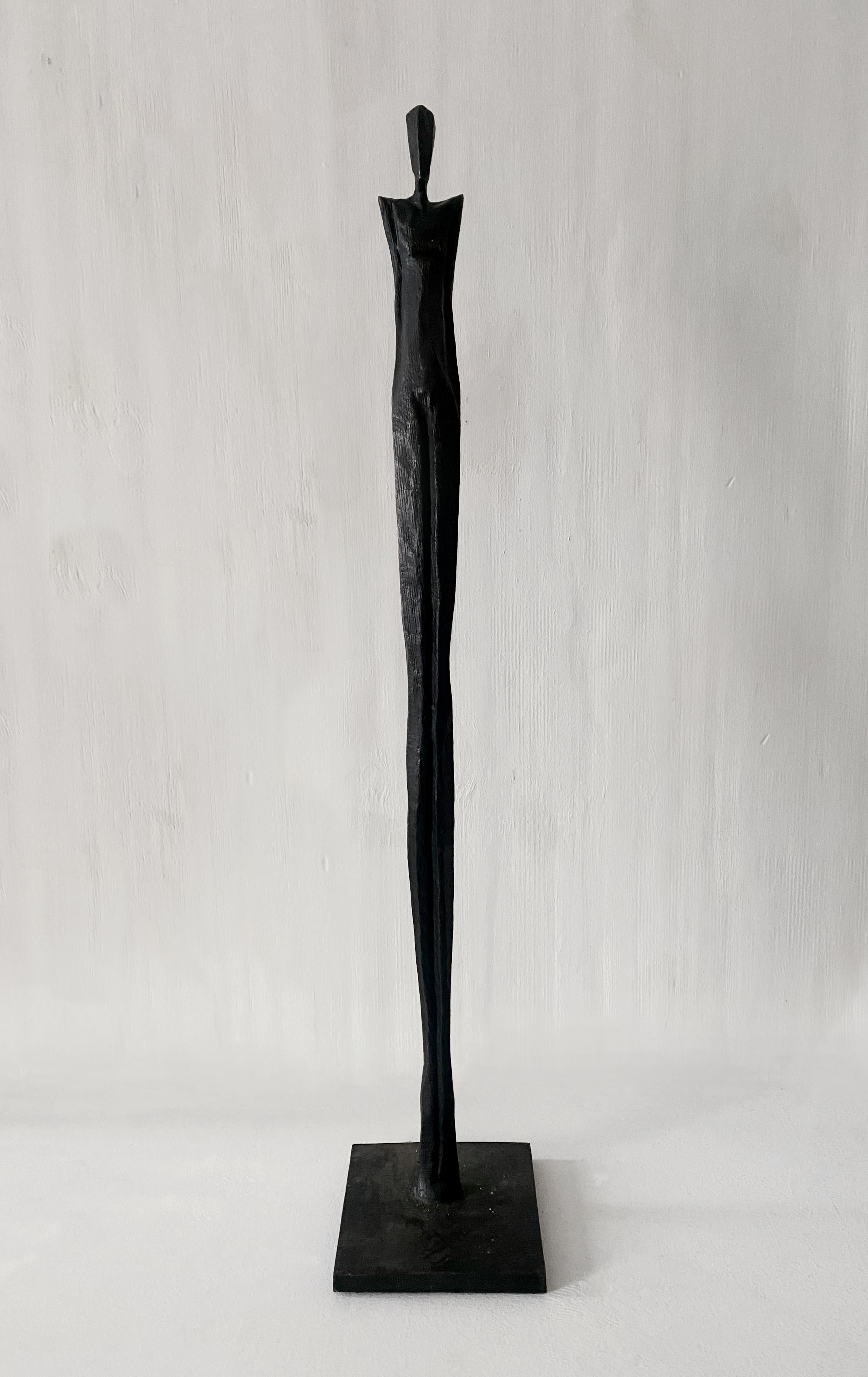 George est une élégante sculpture figurative en bronze de Nando Kallweit.

Cette sculpture saisissante représente une figure féminine nue, élancée et allongée, qui respire l'élégance et l'introspection. La forme minimaliste du bronze lui confère une