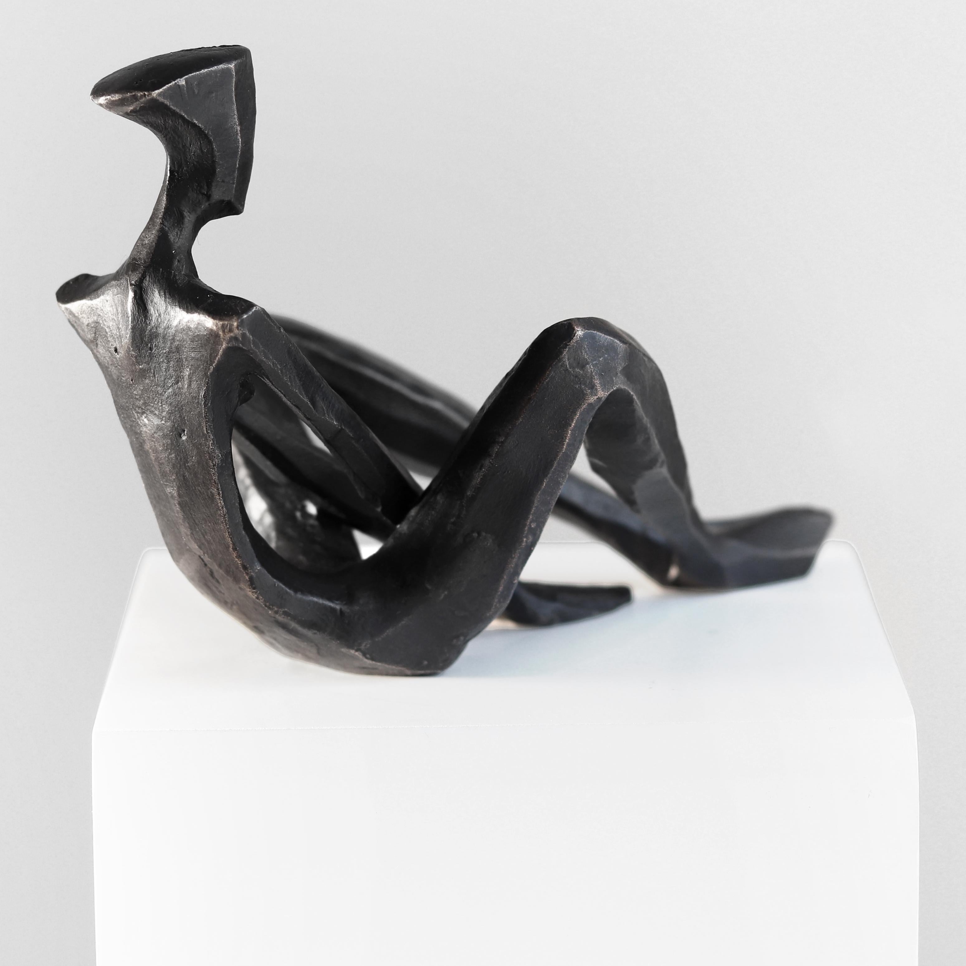 Giselle II (7/25) -  Figurative abstrakte Bronzeskulptur für Regal oder Tisch im Angebot 5