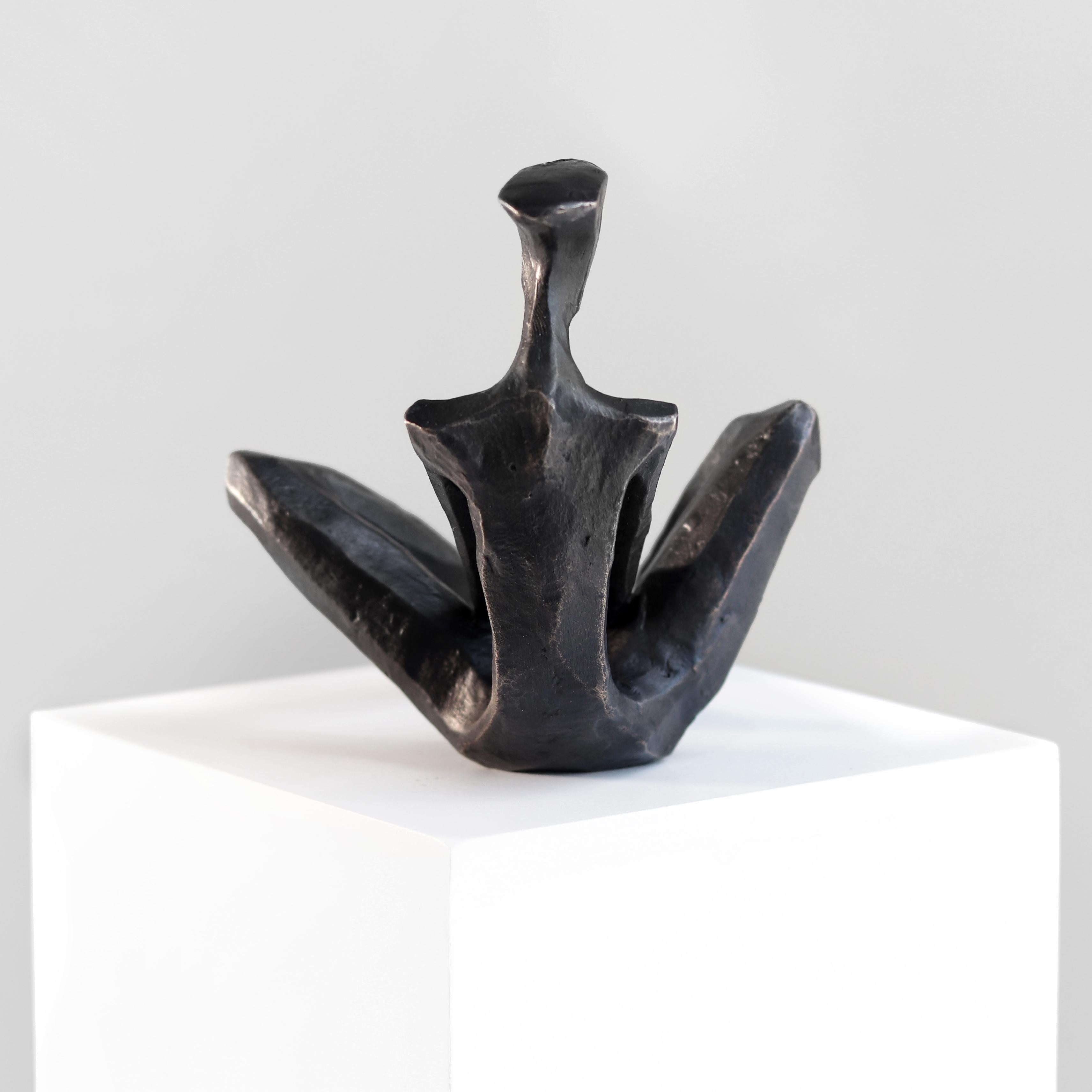 Giselle II (7/25) -  Figurative abstrakte Bronzeskulptur für Regal oder Tisch (Zeitgenössisch), Sculpture, von Nando Kallweit