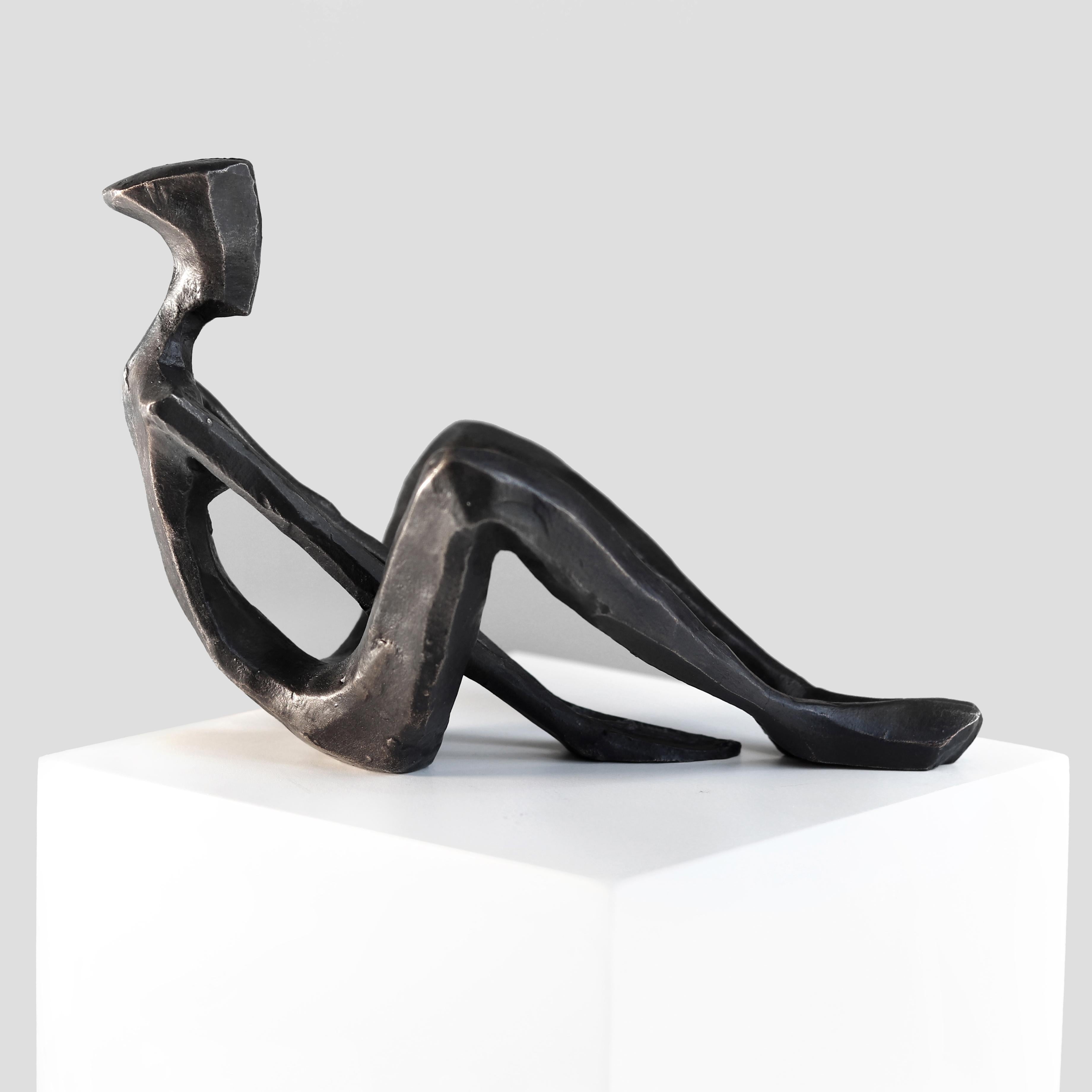 Giselle II (7/25) -  Figurative abstrakte Bronzeskulptur für Regal oder Tisch (Gold), Abstract Sculpture, von Nando Kallweit