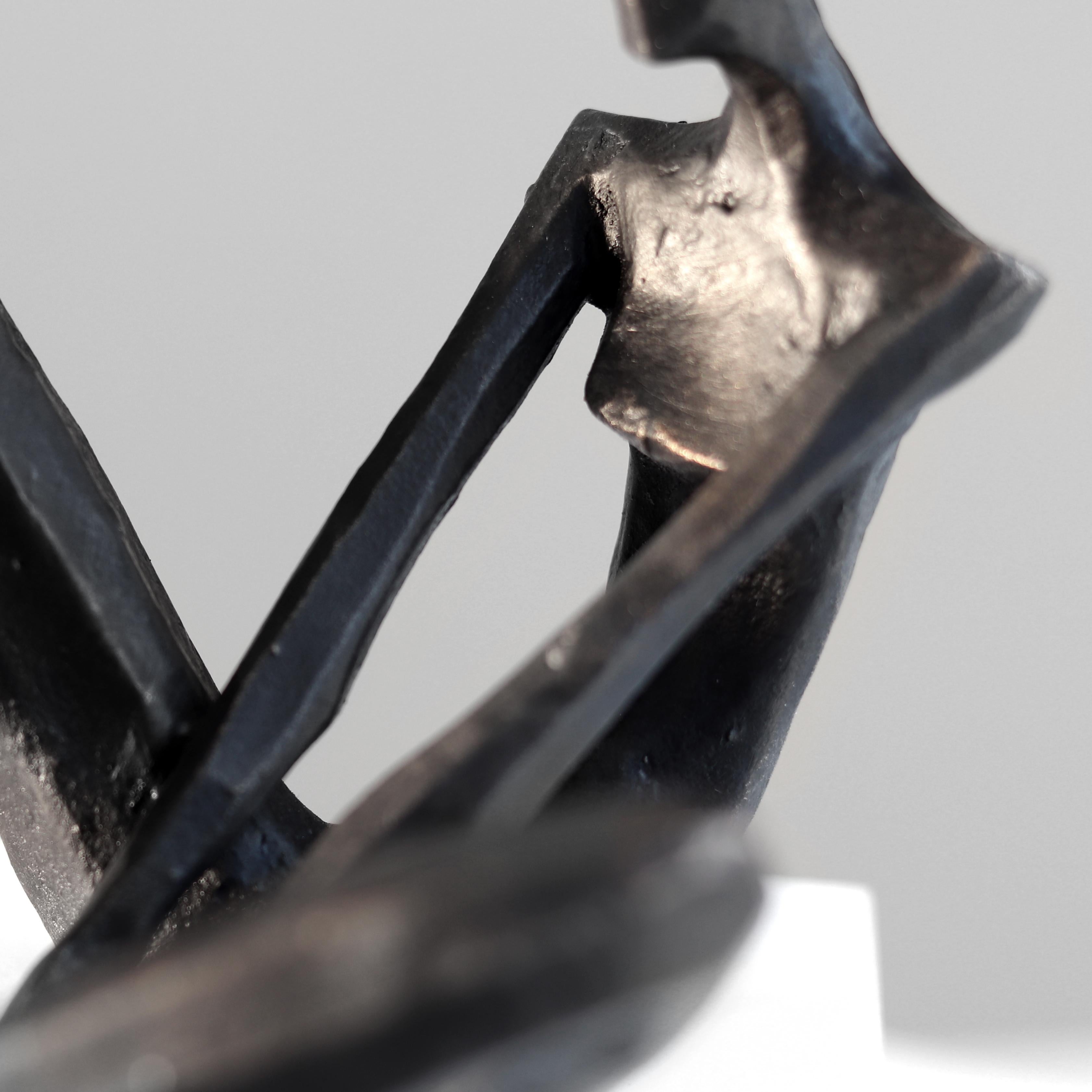 Giselle II (7/25) -  Figurative abstrakte Bronzeskulptur für Regal oder Tisch im Angebot 2