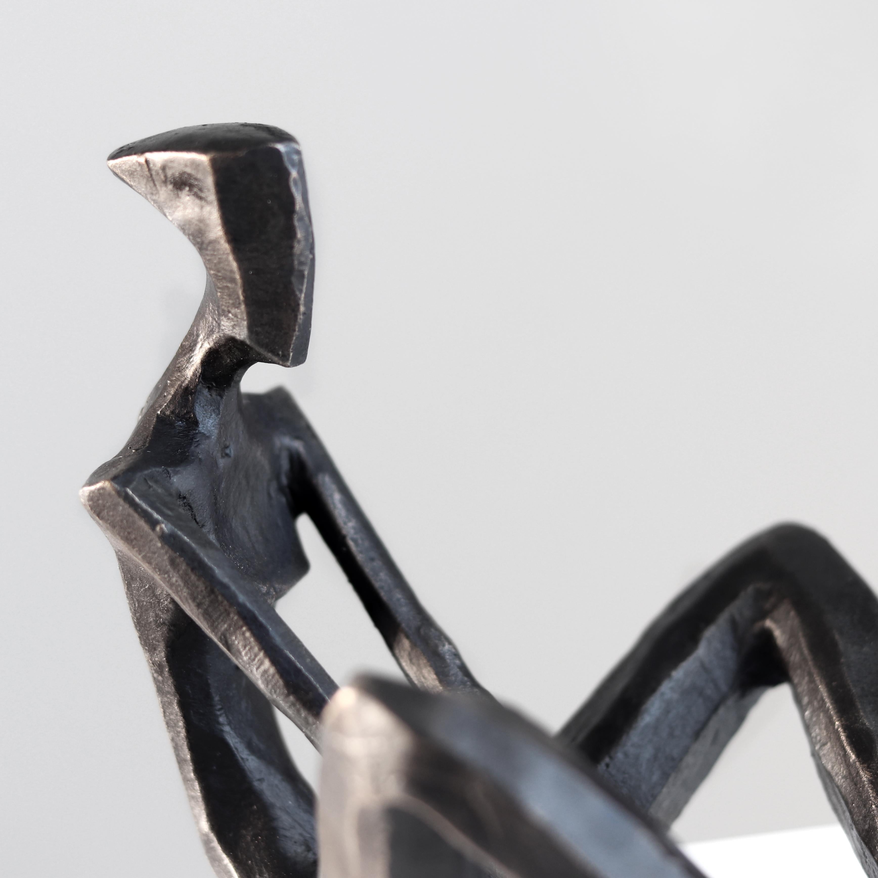 Giselle II (7/25) -  Figurative abstrakte Bronzeskulptur für Regal oder Tisch im Angebot 3