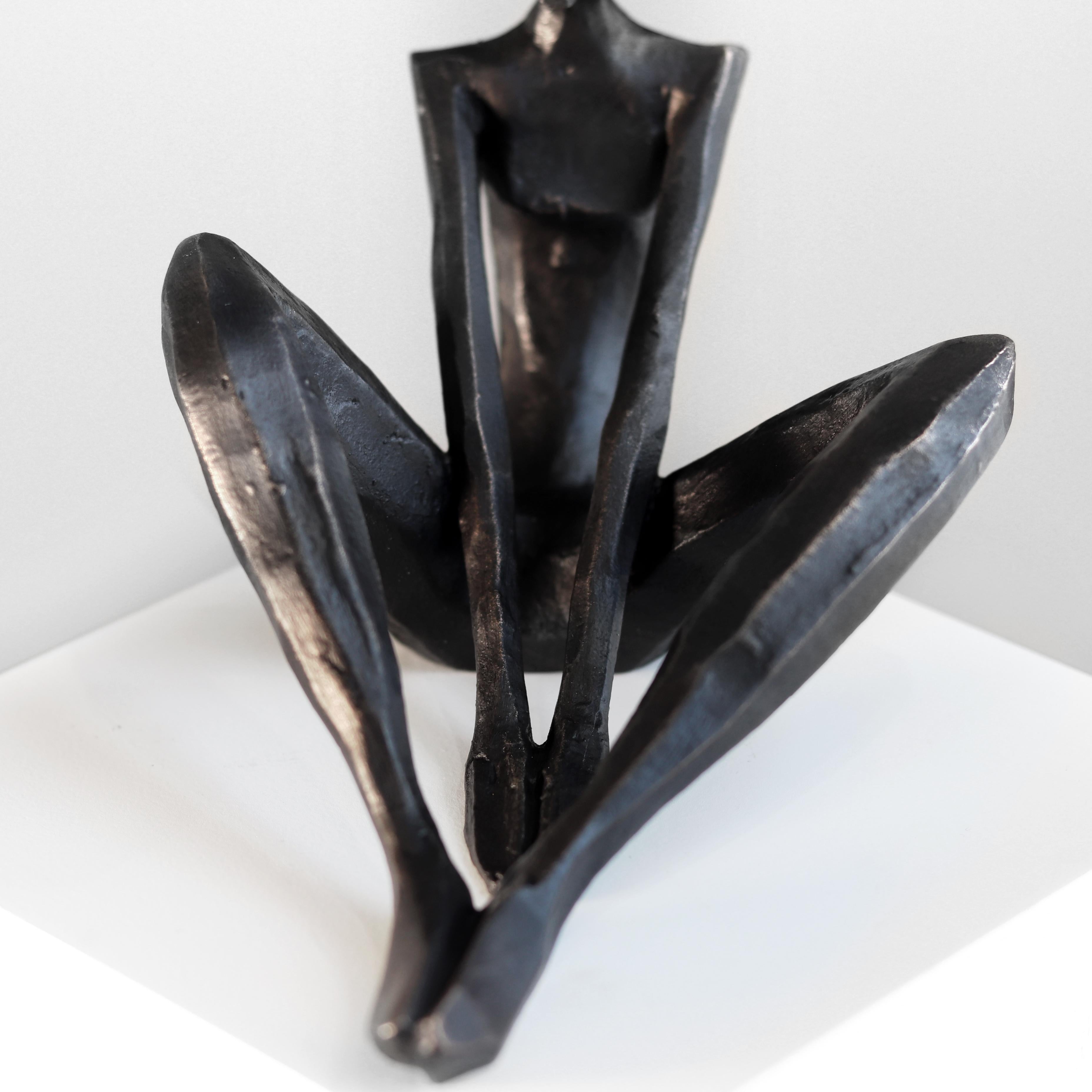 Giselle II (7/25) -  Figurative abstrakte Bronzeskulptur für Regal oder Tisch im Angebot 4