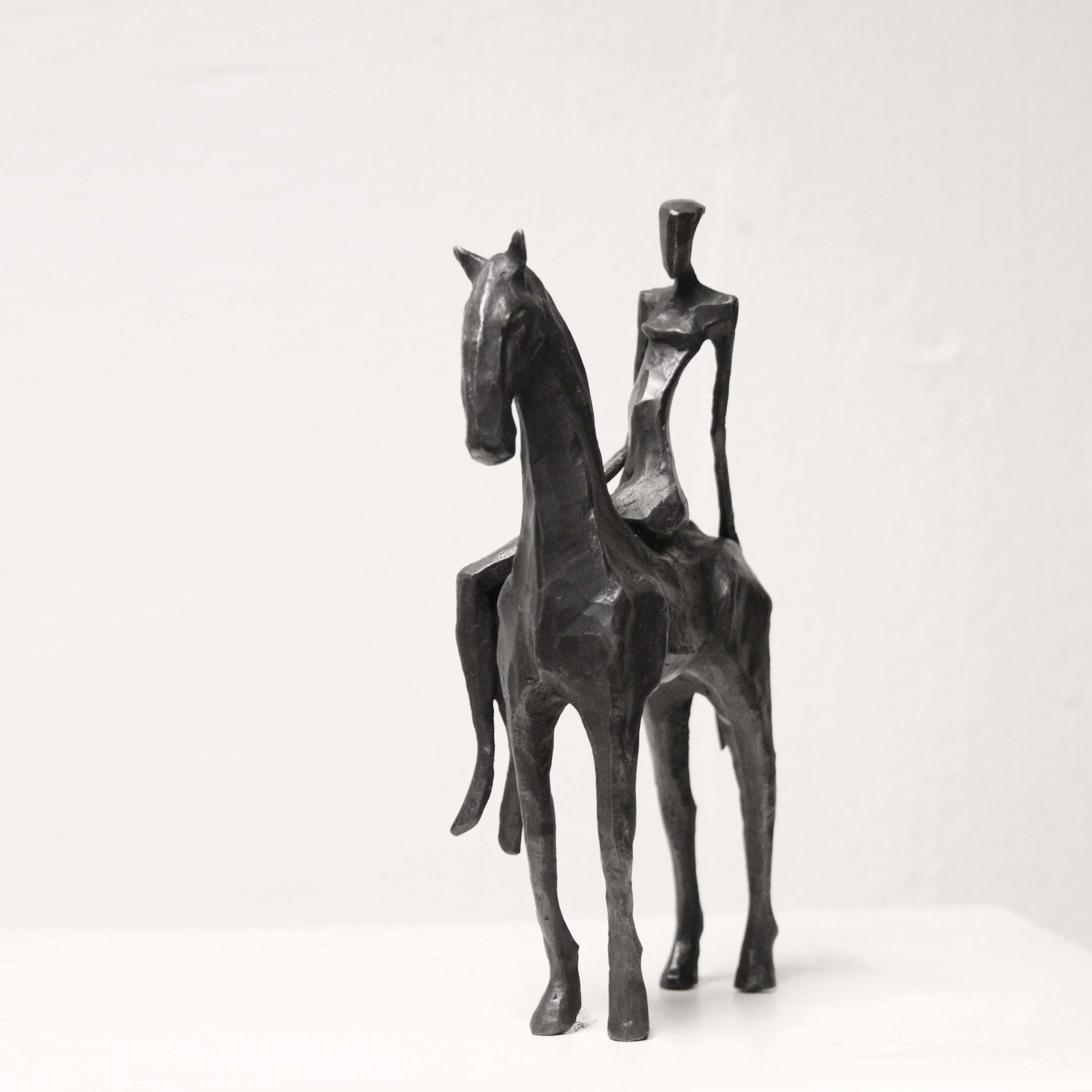 Giulia a Cavallo. Por Nando Kallweit. Escultura de bronce de una mujer y su caballo en venta 3