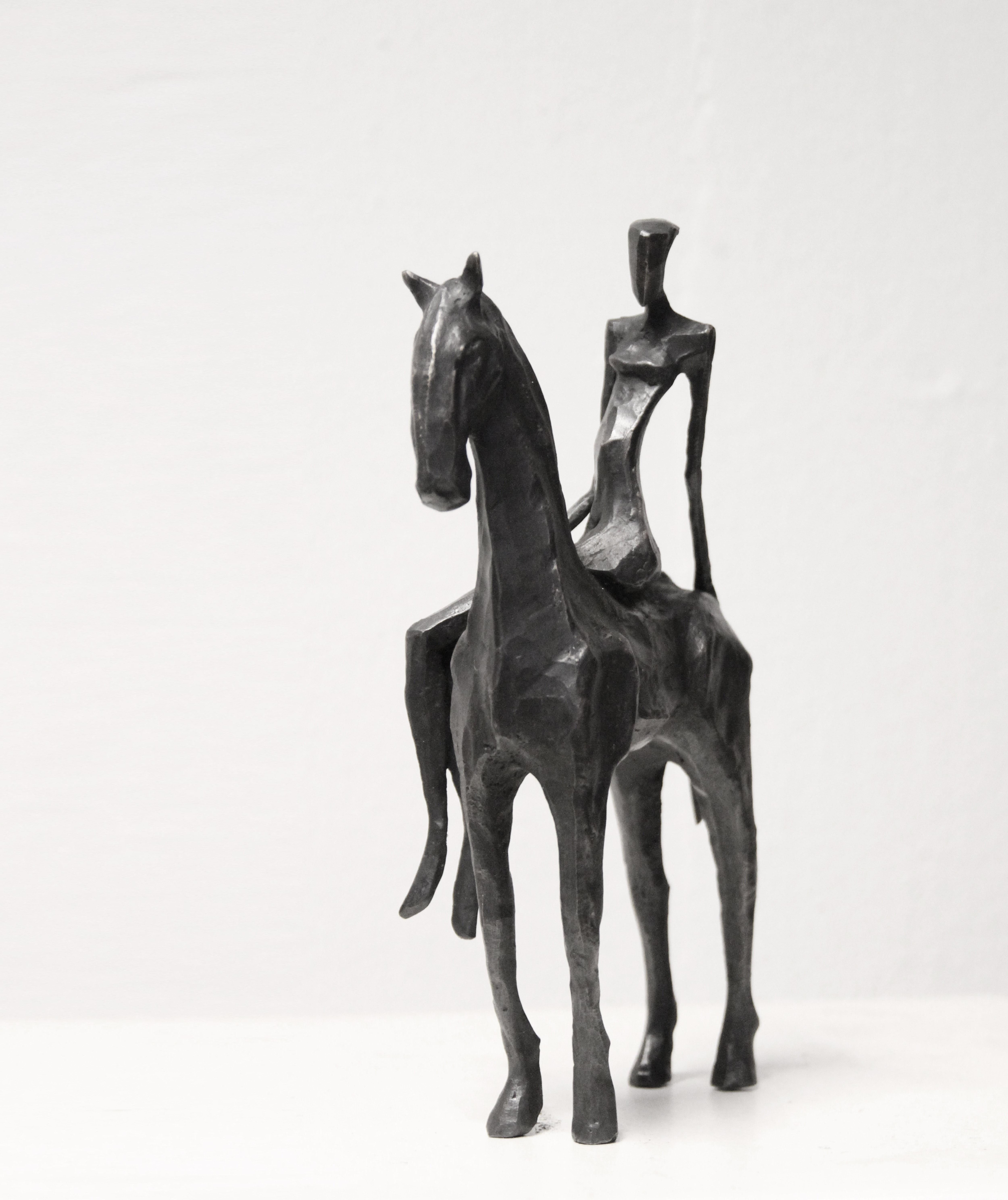Giulia a cavallo, o Julia a caballo, es una llamativa escultura de bronce que presenta una figura femenina desnuda, estilizada y alargada, sentada encima de un caballo, que encarna una esencia de simplicidad surrealista. 

El jinete y el caballo