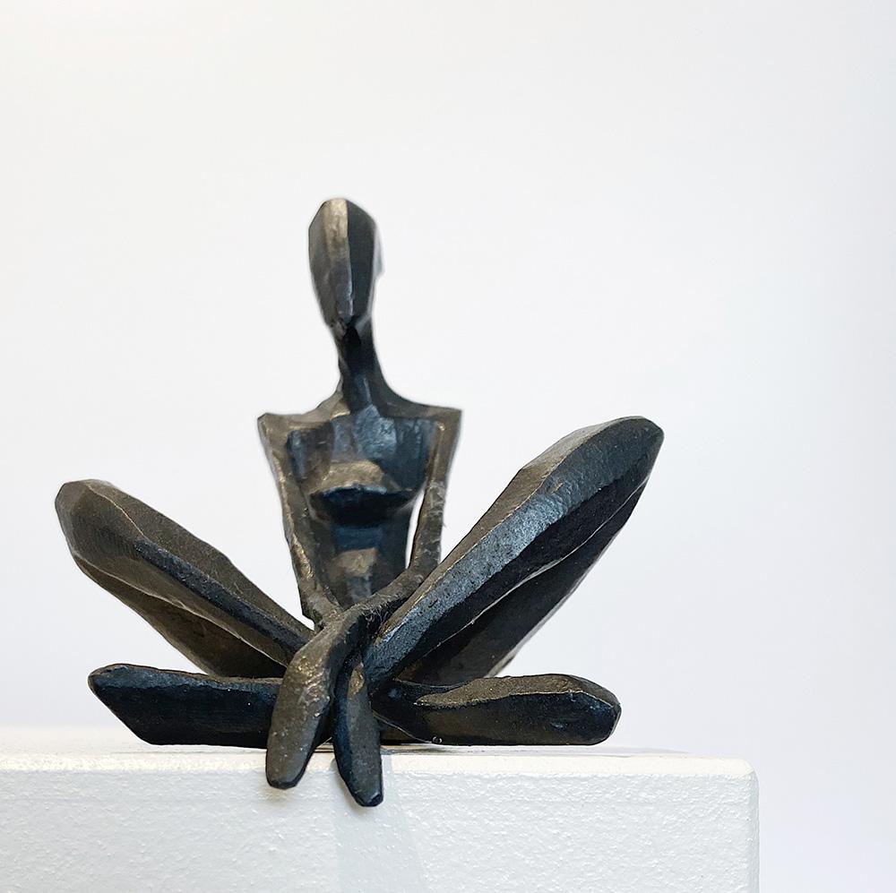Gloria is a figurative bronze sculpture in a relaxed pose by Nando Kallweit.

Modelled on modern youthful postures but with a nod to the importance of heritage through the stylised Egyptian-influenced head. A lovely piece on its own or with a group