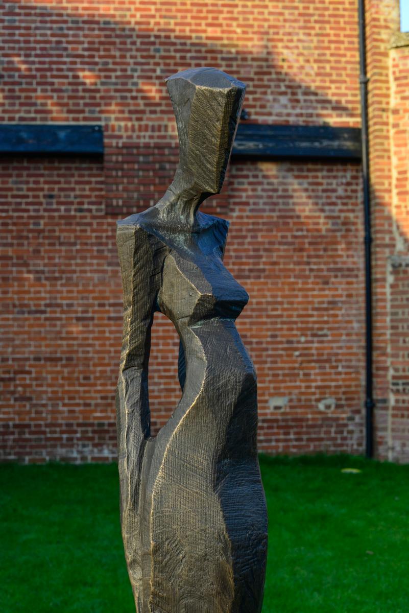 Helena by Nando Kallweit. Elegant bronze sculpture. For Sale 11
