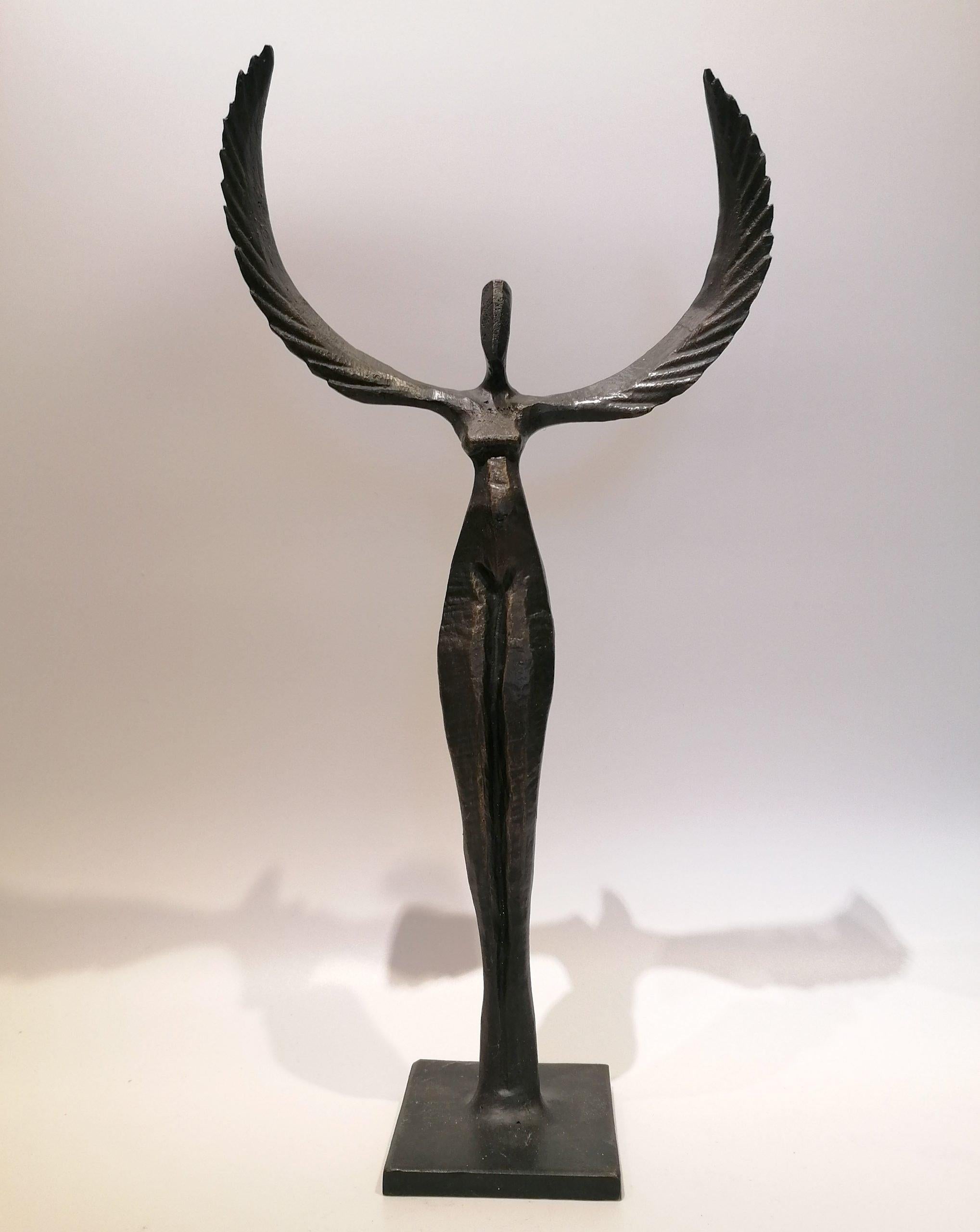 Helena III de Nando Kallweit.  Elegante escultura figurativa de bronce.