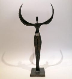 Helena III by Nando Kallweit.  Elegant figurative bronze sculpture.
