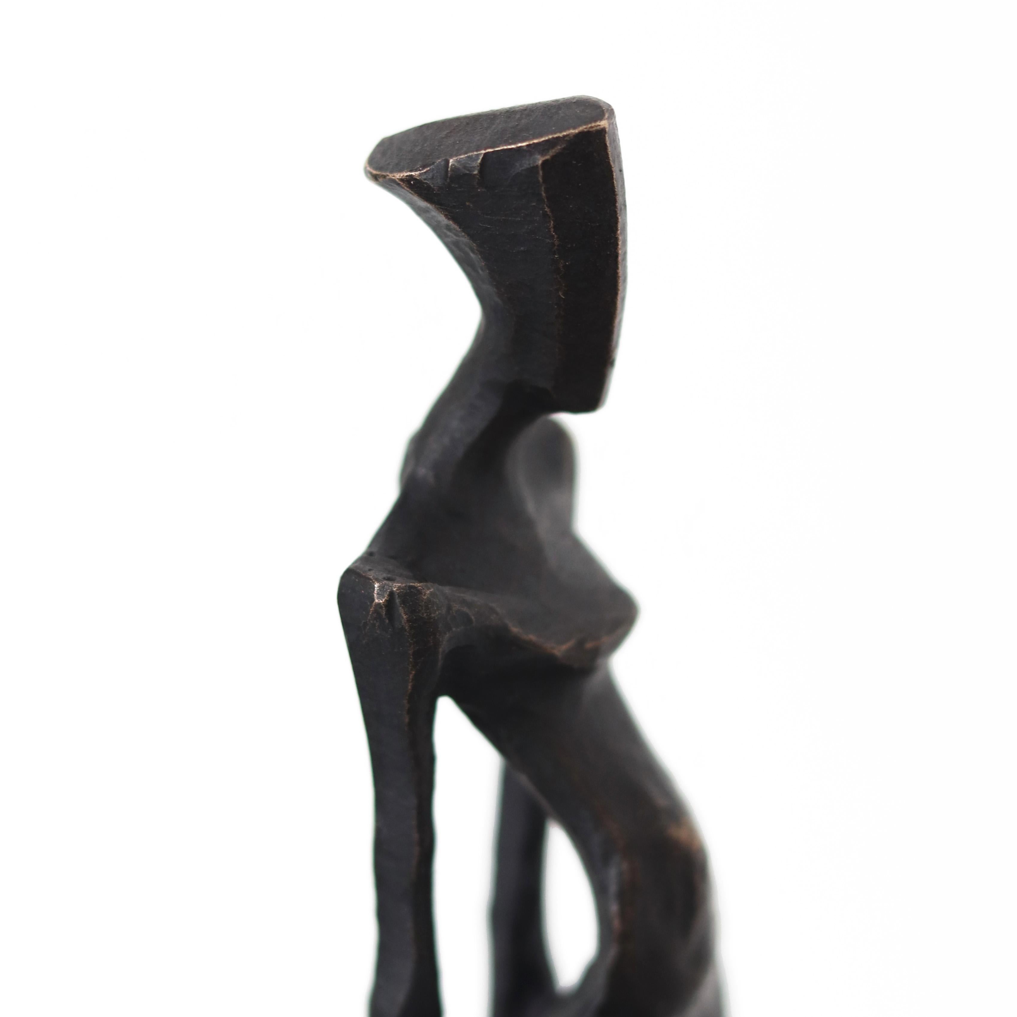 Héra  - gracieuse sculpture figurative moderne en bronze - Art et design d'origine  - Abstrait Sculpture par Nando Kallweit