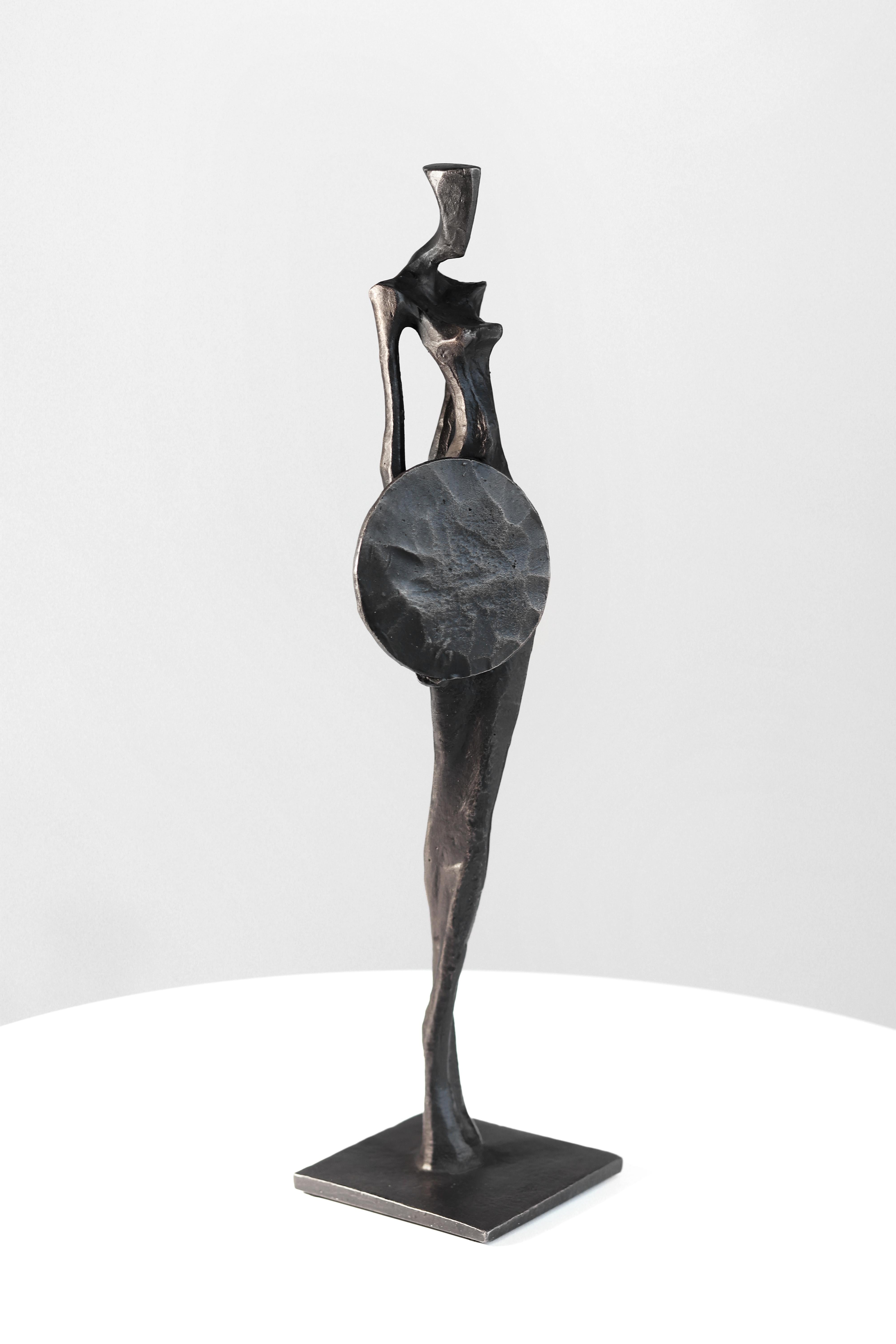 Hera II (6/25) - Moderne figurative abstrakte Bronze-Skulptur für Regal oder Tisch (Gold), Figurative Sculpture, von Nando Kallweit