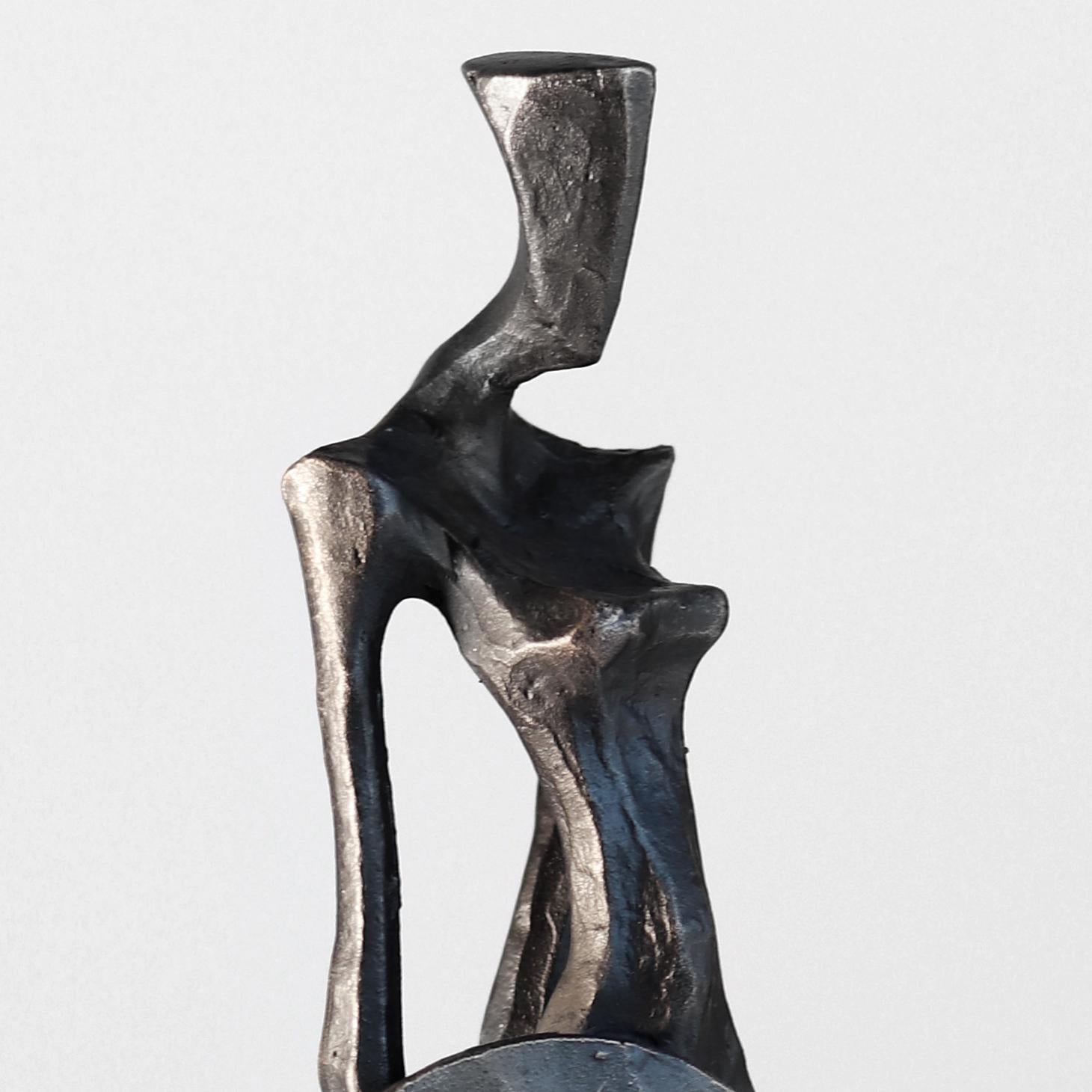 Der deutsche Bildhauer Nando Kallweit fertigt figurative Bronzeskulpturen und -reliefs mit aquilinearer und anmutiger moderner Ausstrahlung. Kallweit lässt sich von scheinbar disparaten Kulturen inspirieren: von der Kraft altägyptischer Skulpturen,
