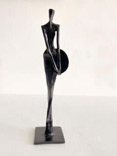 Hera II by Nando Kallweit. Elegant figurative sculpture.