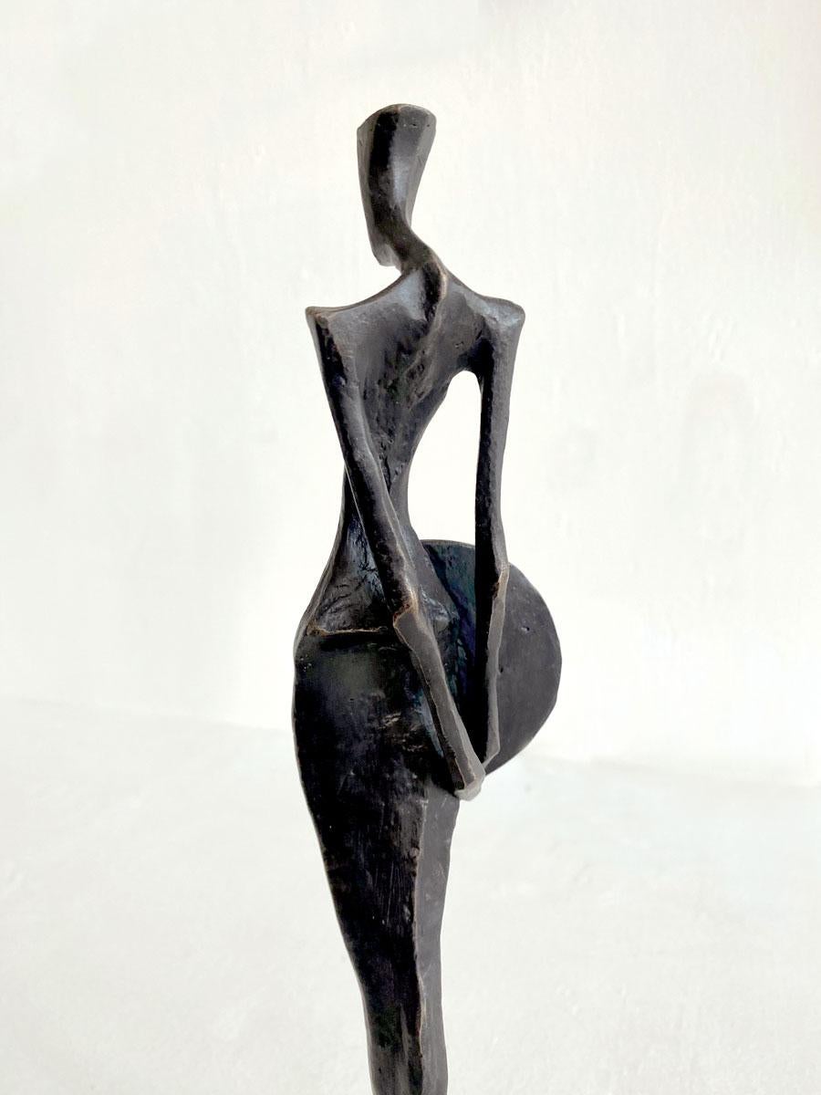 Hera II de Nando Kallweit.  Elegante escultura figurativa. en venta 2