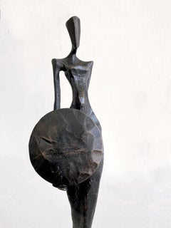 Hera II de Nando Kallweit.  Elegante escultura figurativa.