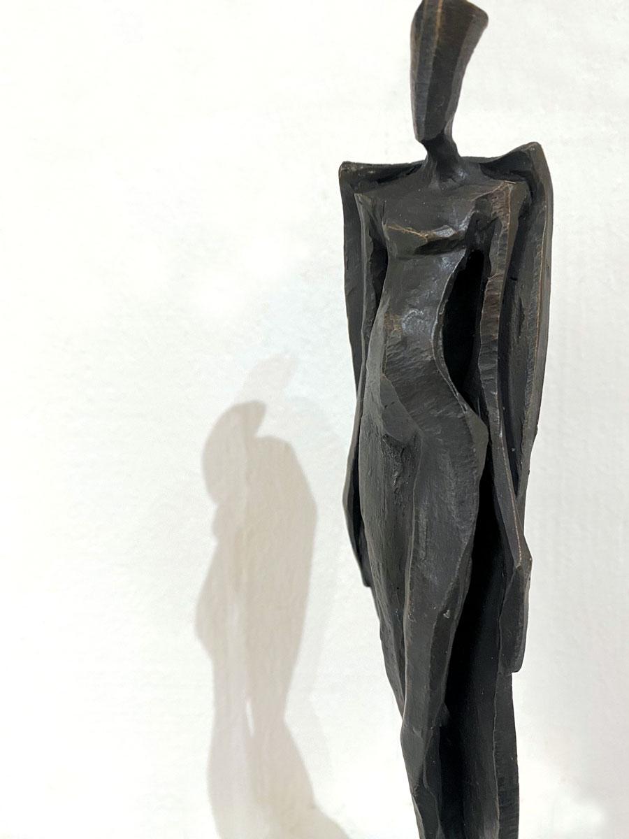 Herriet por Nando Kallweit.  Elegante escultura figurativa. en venta 2