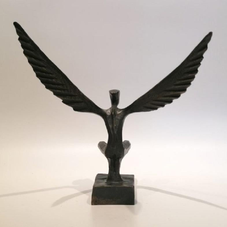 Icarus VII by Nando Kallweit. Elegant bronze sculpture of a winged female figure in vendita 2