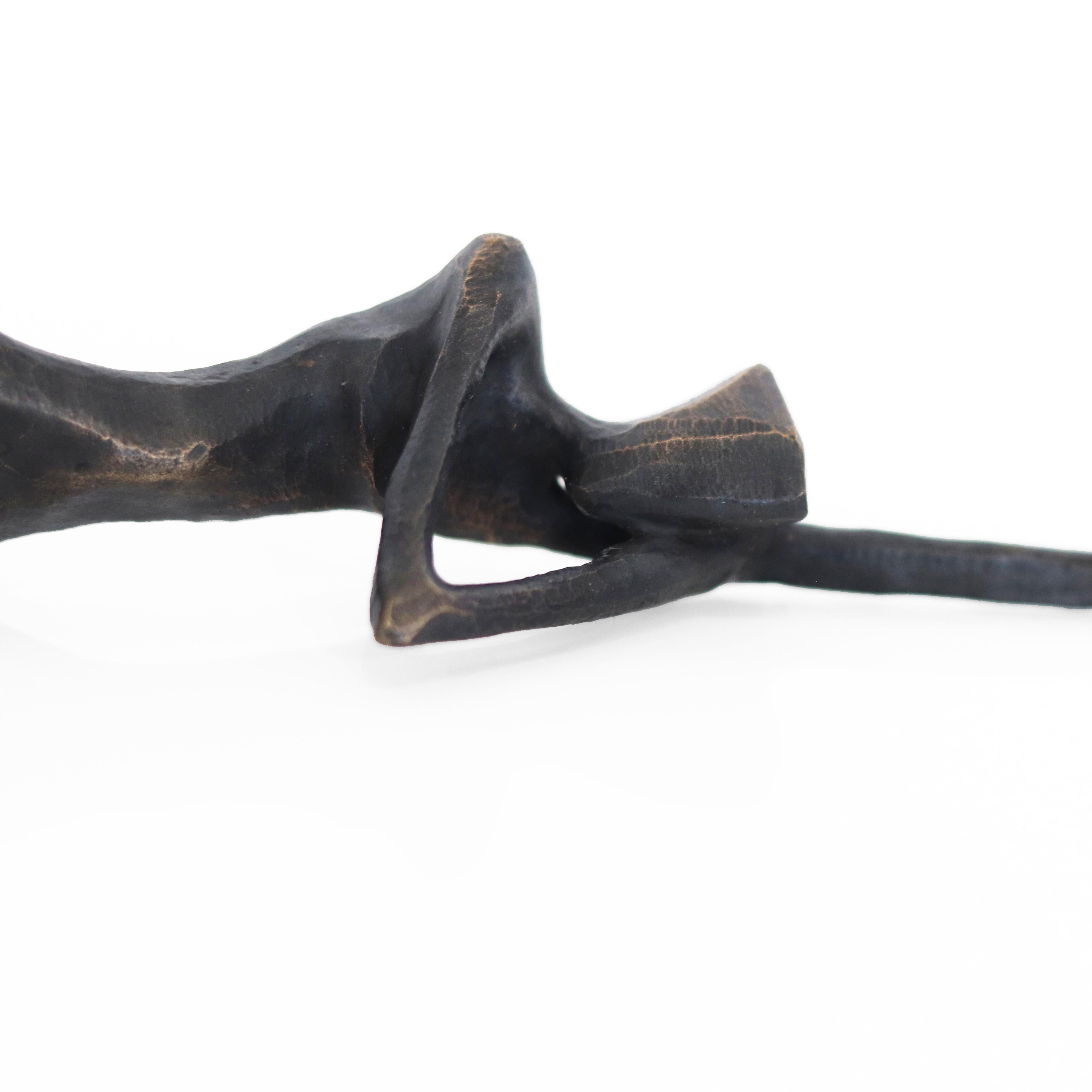 Iris – Figurative abstrakte moderne kleine moderne Bronzeskulptur für Tisch oder Regal (Abstrakt), Sculpture, von Nando Kallweit