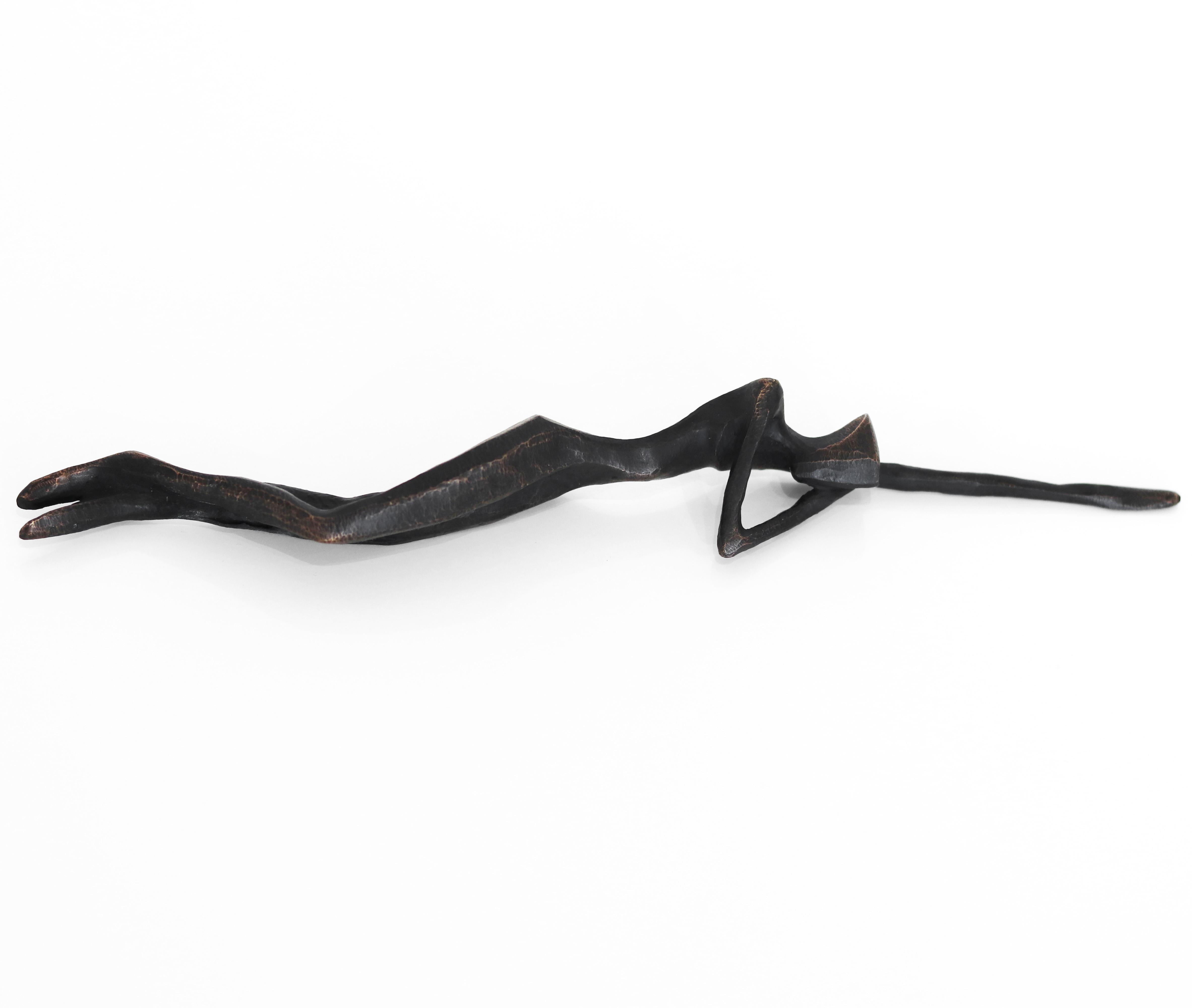 Iris – Figurative abstrakte moderne kleine moderne Bronzeskulptur für Tisch oder Regal (Gold), Abstract Sculpture, von Nando Kallweit