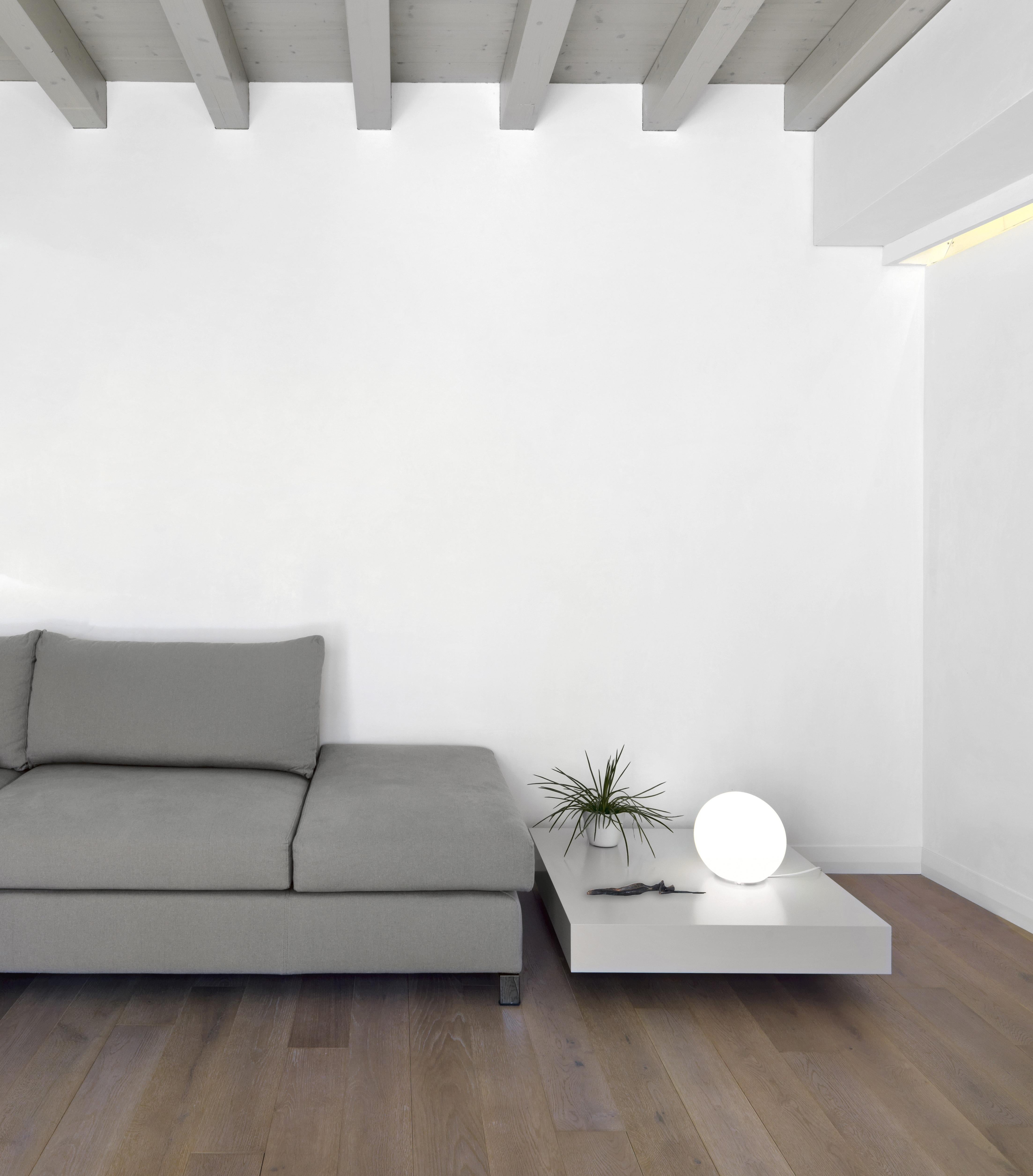 Iris – Figurative abstrakte moderne kleine moderne Bronzeskulptur für Tisch oder Regal 1