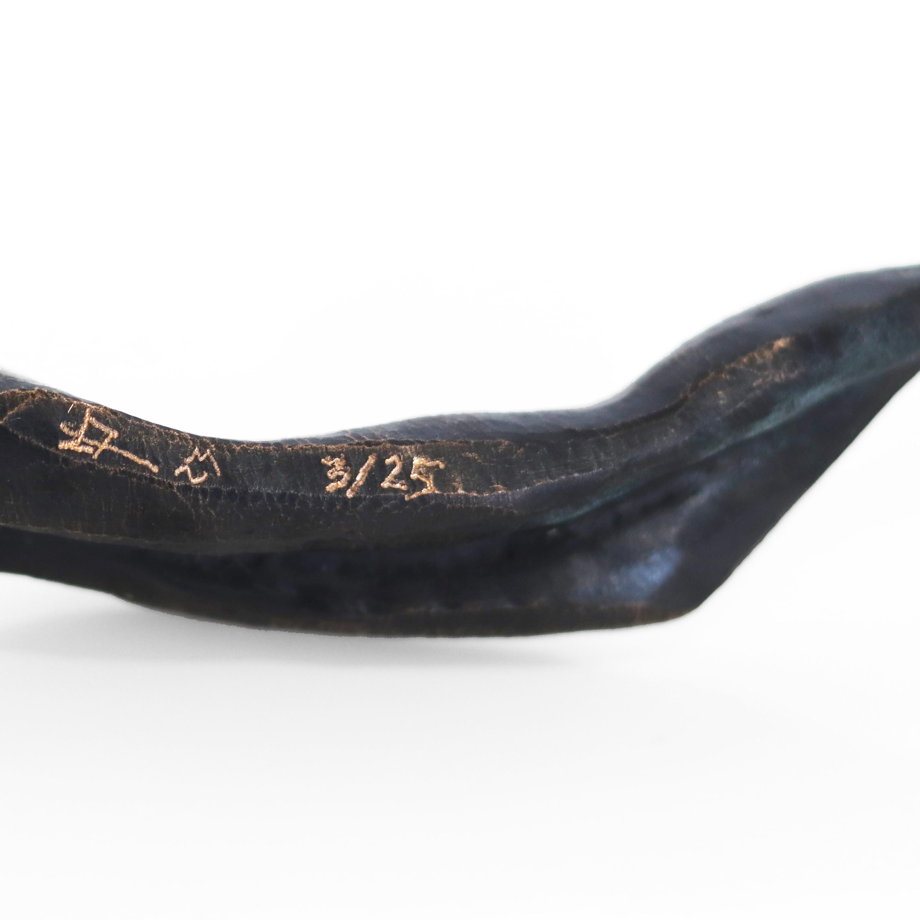Iris – Figurative abstrakte moderne kleine moderne Bronzeskulptur für Tisch oder Regal 2