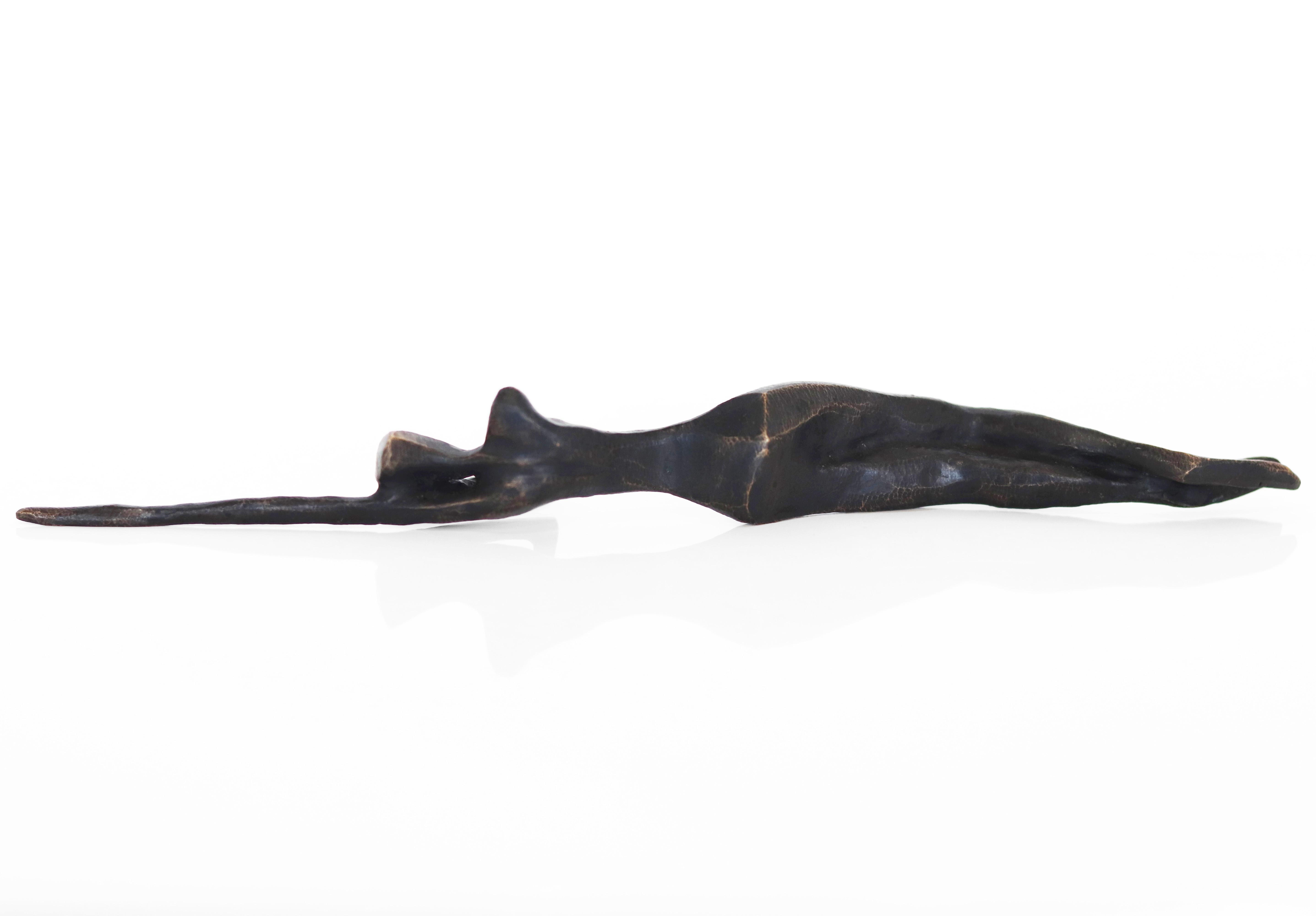 Iris – Figurative abstrakte moderne kleine moderne Bronzeskulptur für Tisch oder Regal 3