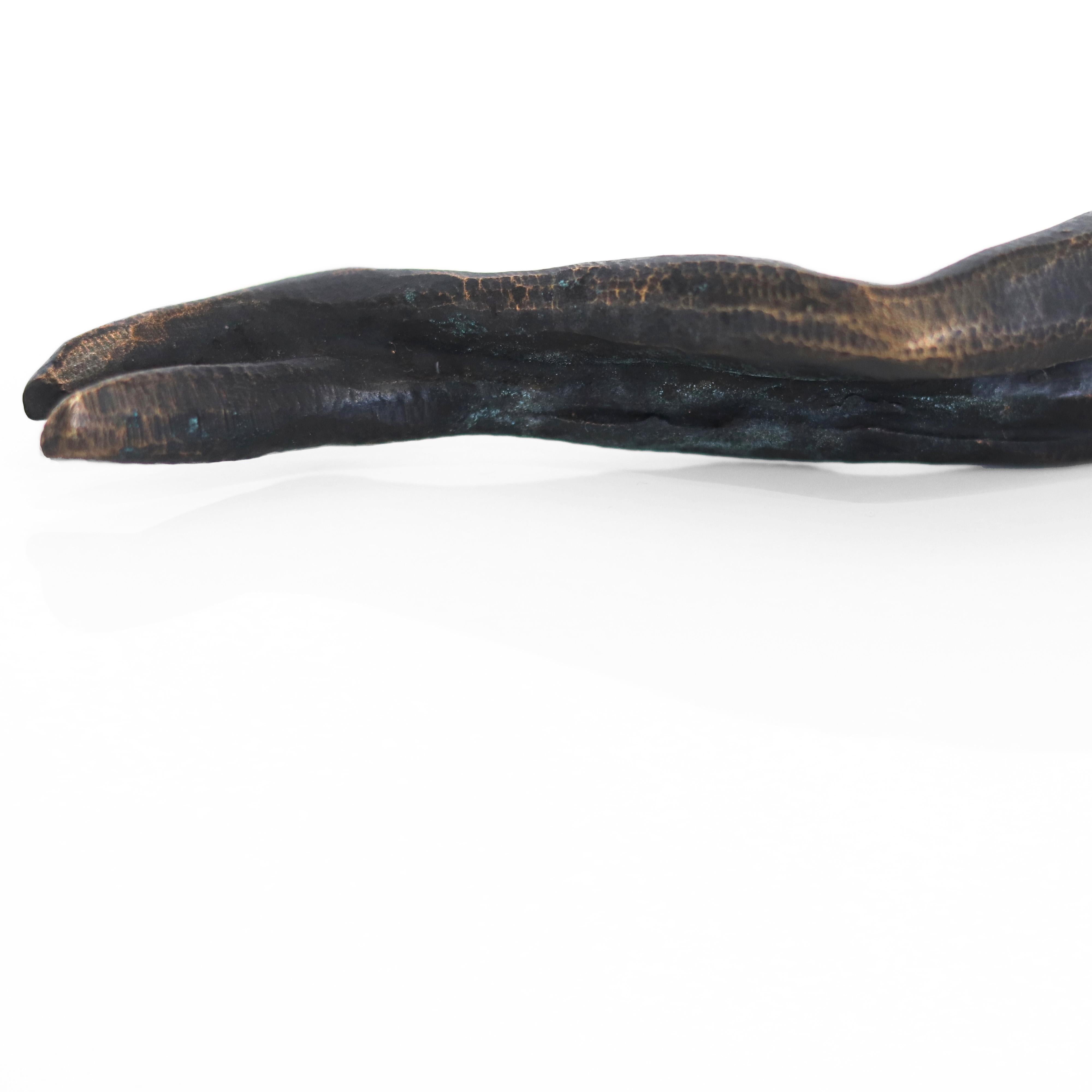 Iris – Figurative abstrakte moderne kleine moderne Bronzeskulptur für Tisch oder Regal 4