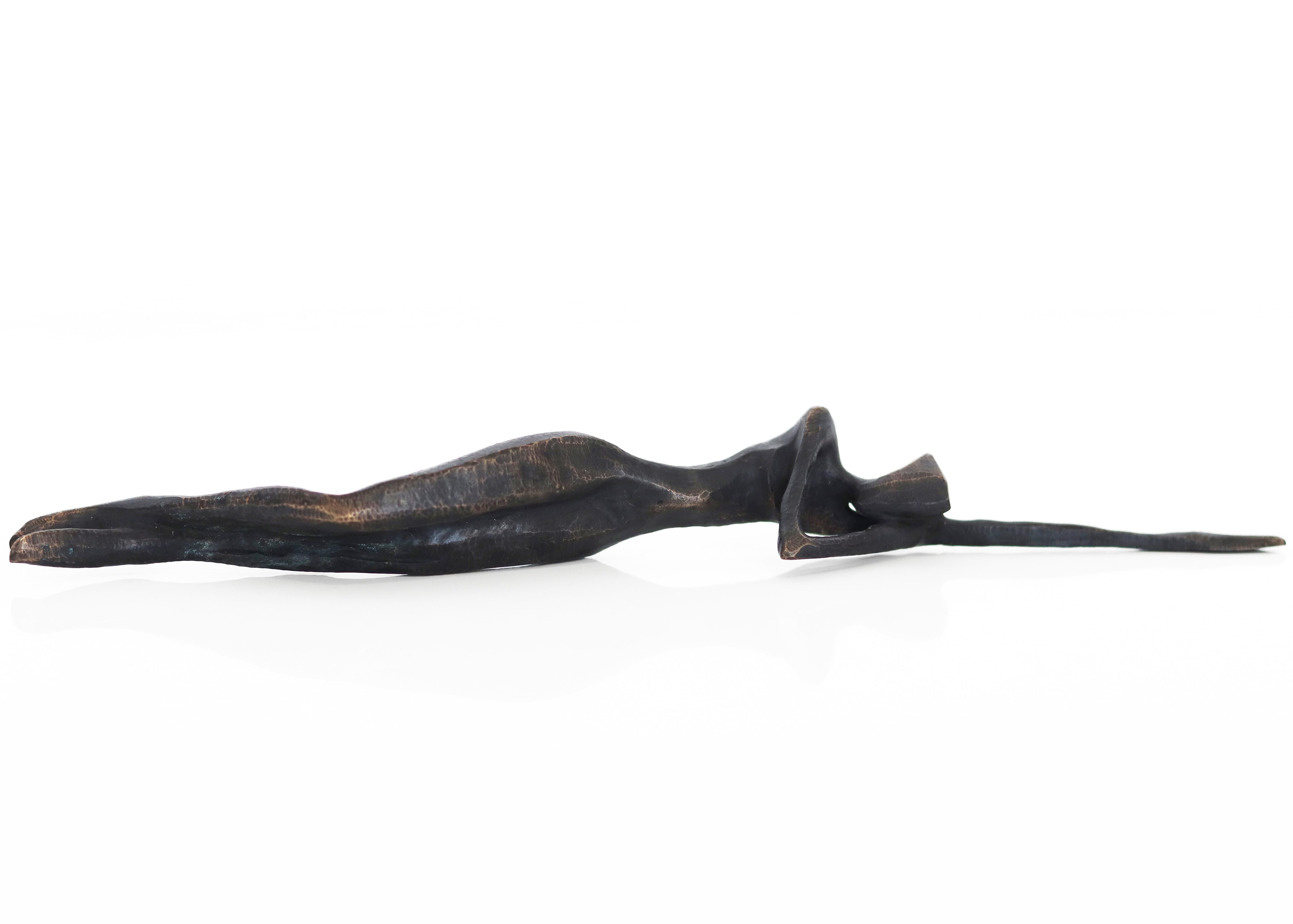 Nando Kallweit Abstract Sculpture – Iris – Figurative abstrakte moderne kleine moderne Bronzeskulptur für Tisch oder Regal