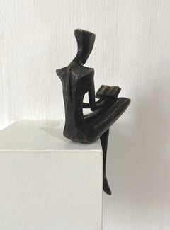 Janne. Von Nando Kallweit. Elegante figurative Bronzeskulptur einer Frau.