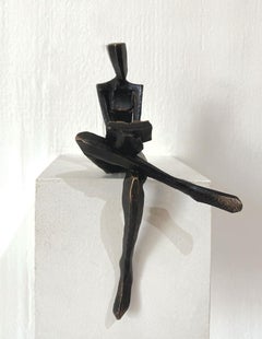 Janne by Nando Kallweit.  Elegant figurative sculpture.