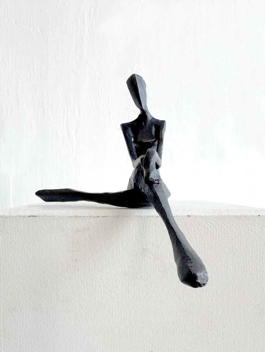 Jessy is an elegant figurative bronze sculpture by Nando Kallweit.

Modelled on modern youthful postures but with a nod to the importance of heritage through the stylised Egyptian-influenced head. A lovely piece on its own or with a group of