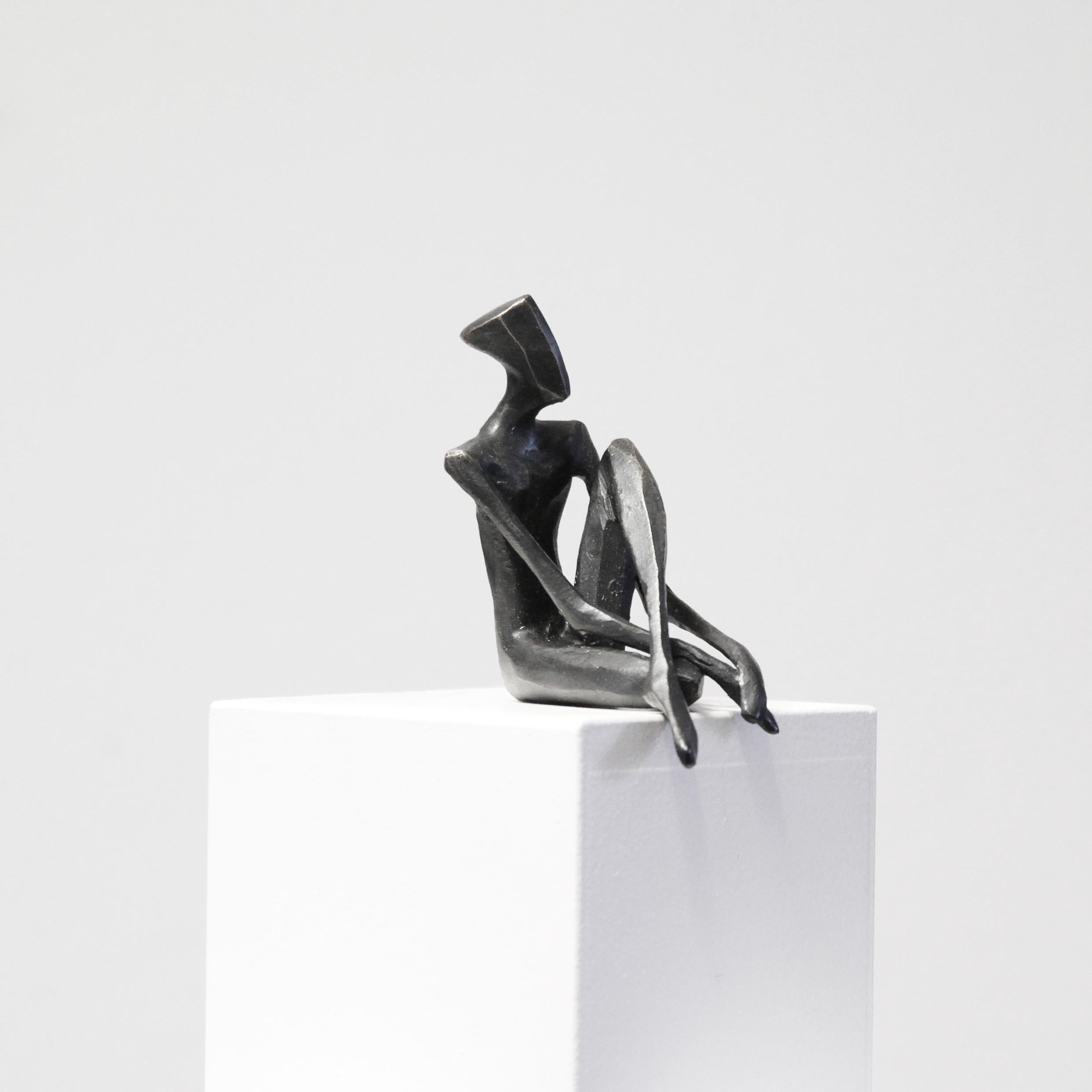 John von Nando Kallweit.  Elegante figurative Skulptur. im Angebot 1